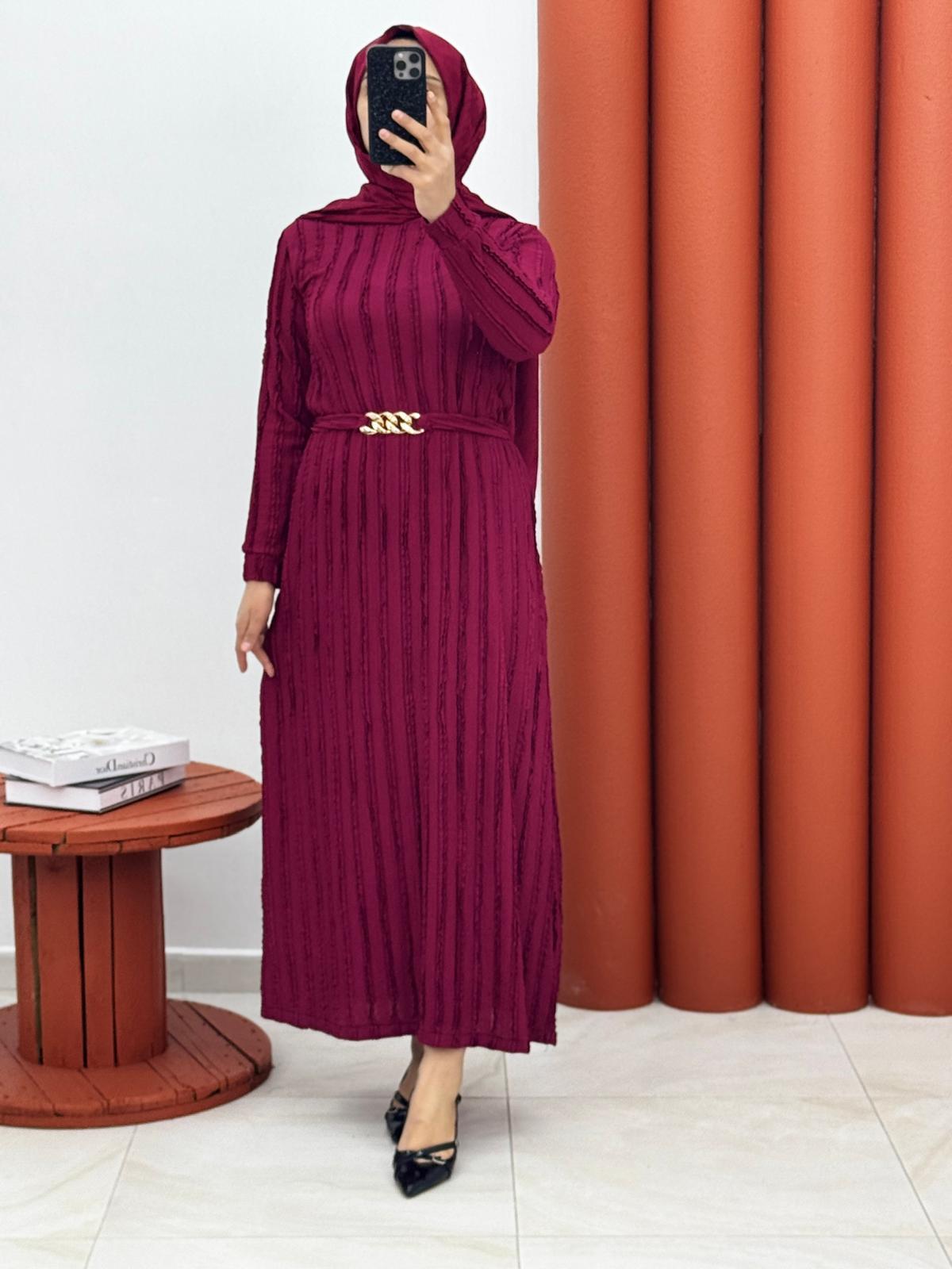 8877 burgu kumaş fırfırlı elbise bordo