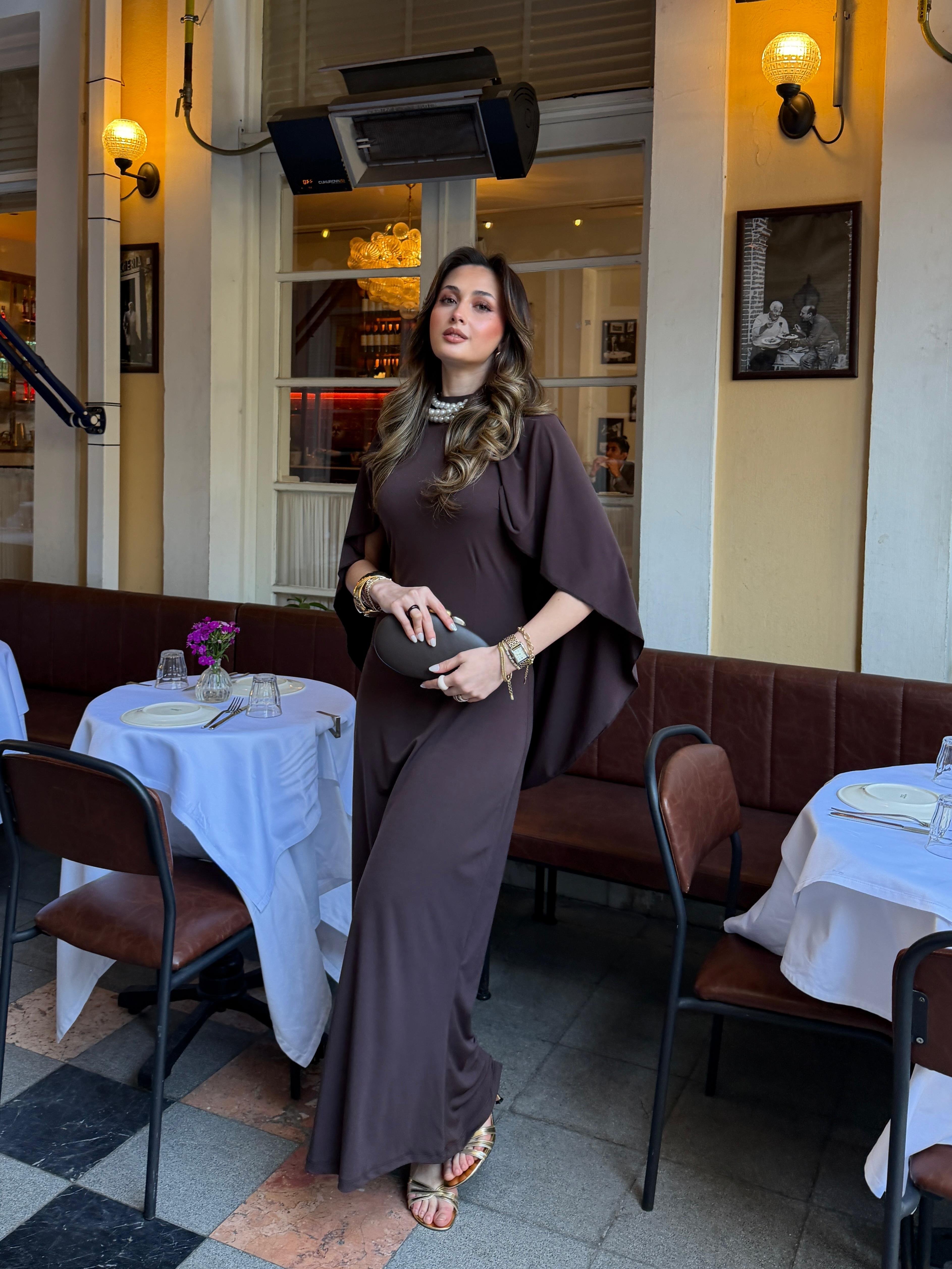Pelerin Detay Sırt Dekolteli Maxi Boy Elbise Kahve