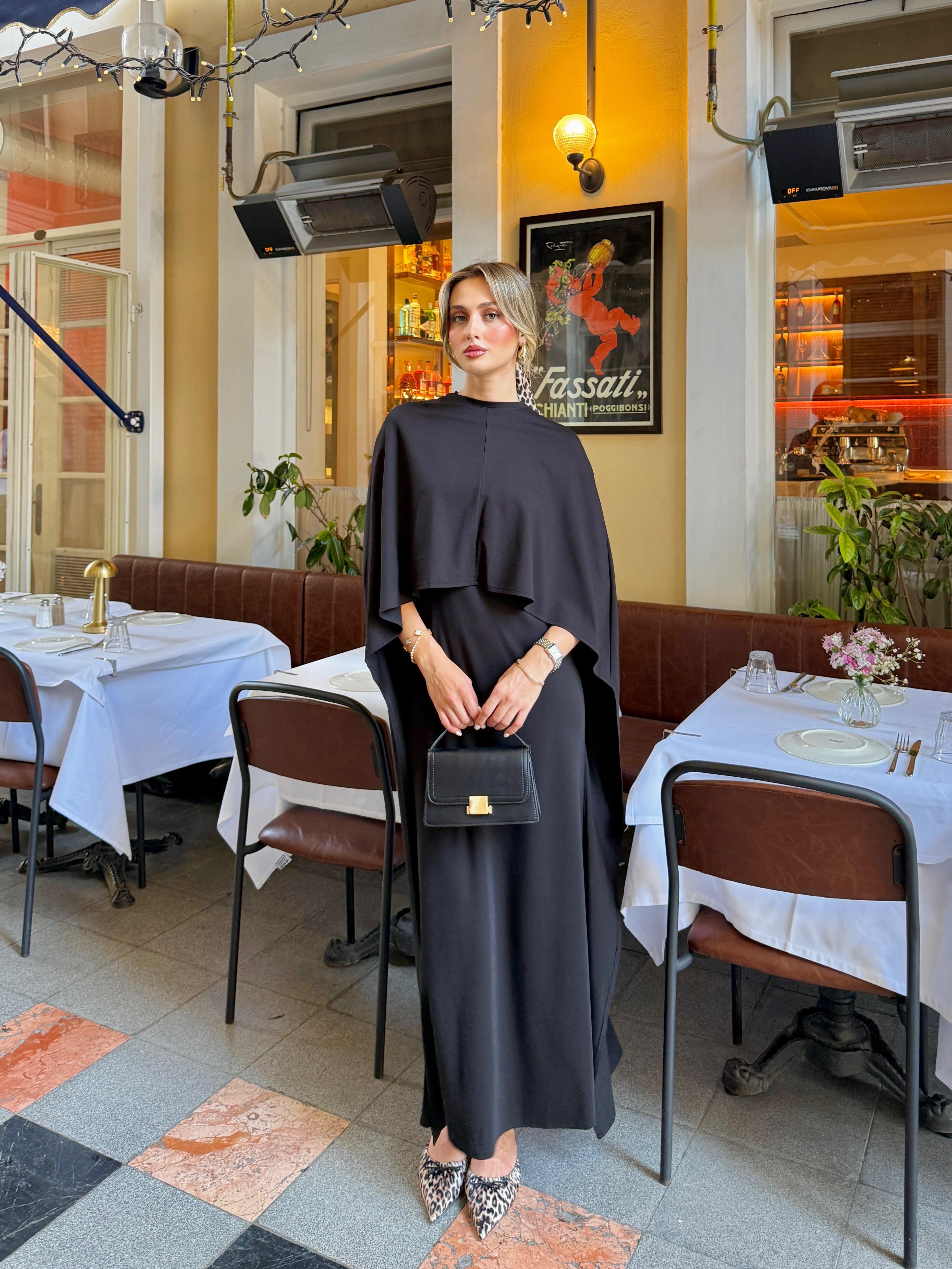 Pelerinli Siyah Elbise