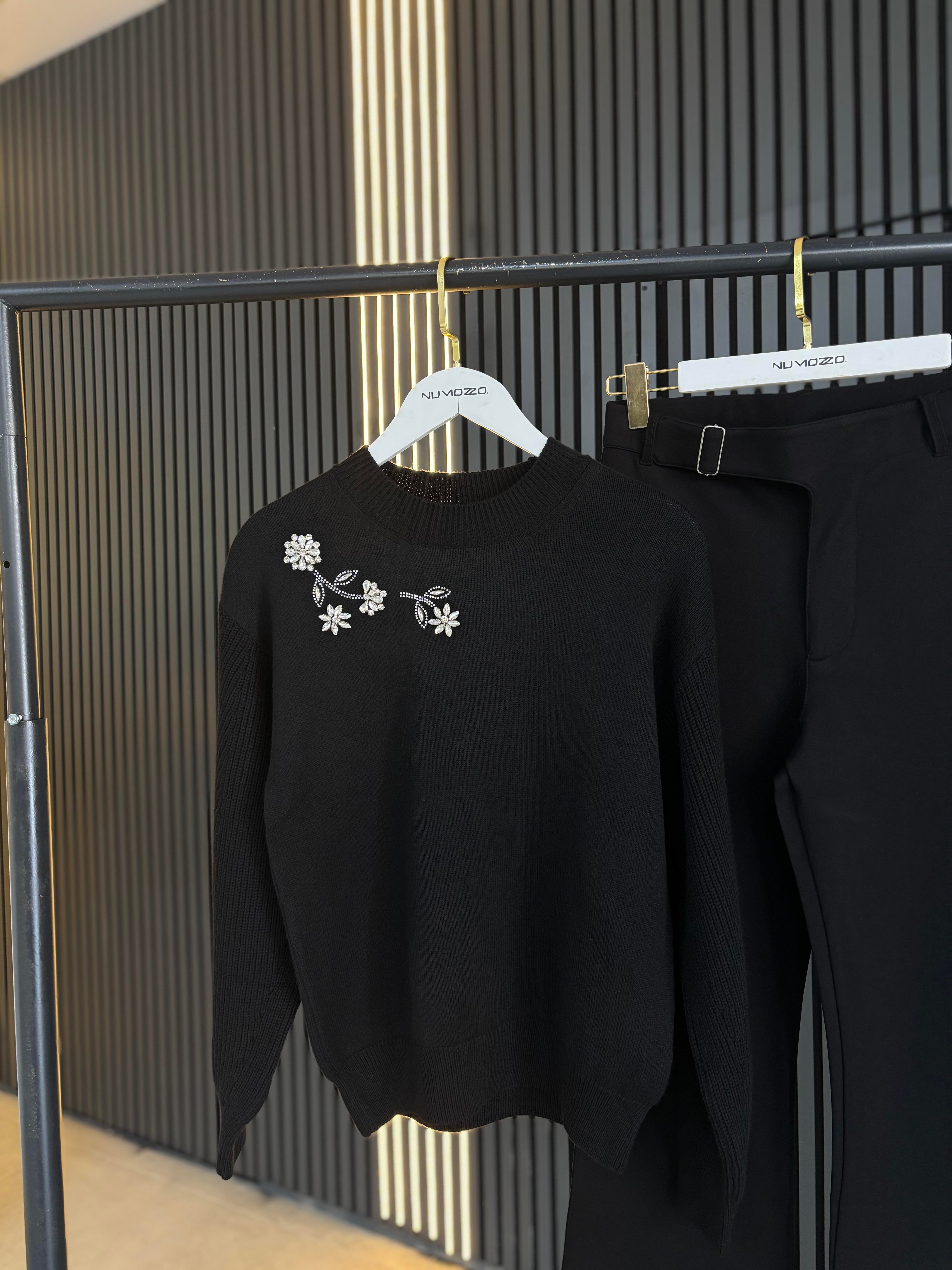 BİSİKLET YAKA TAŞ İŞLEMELİ TRİKO