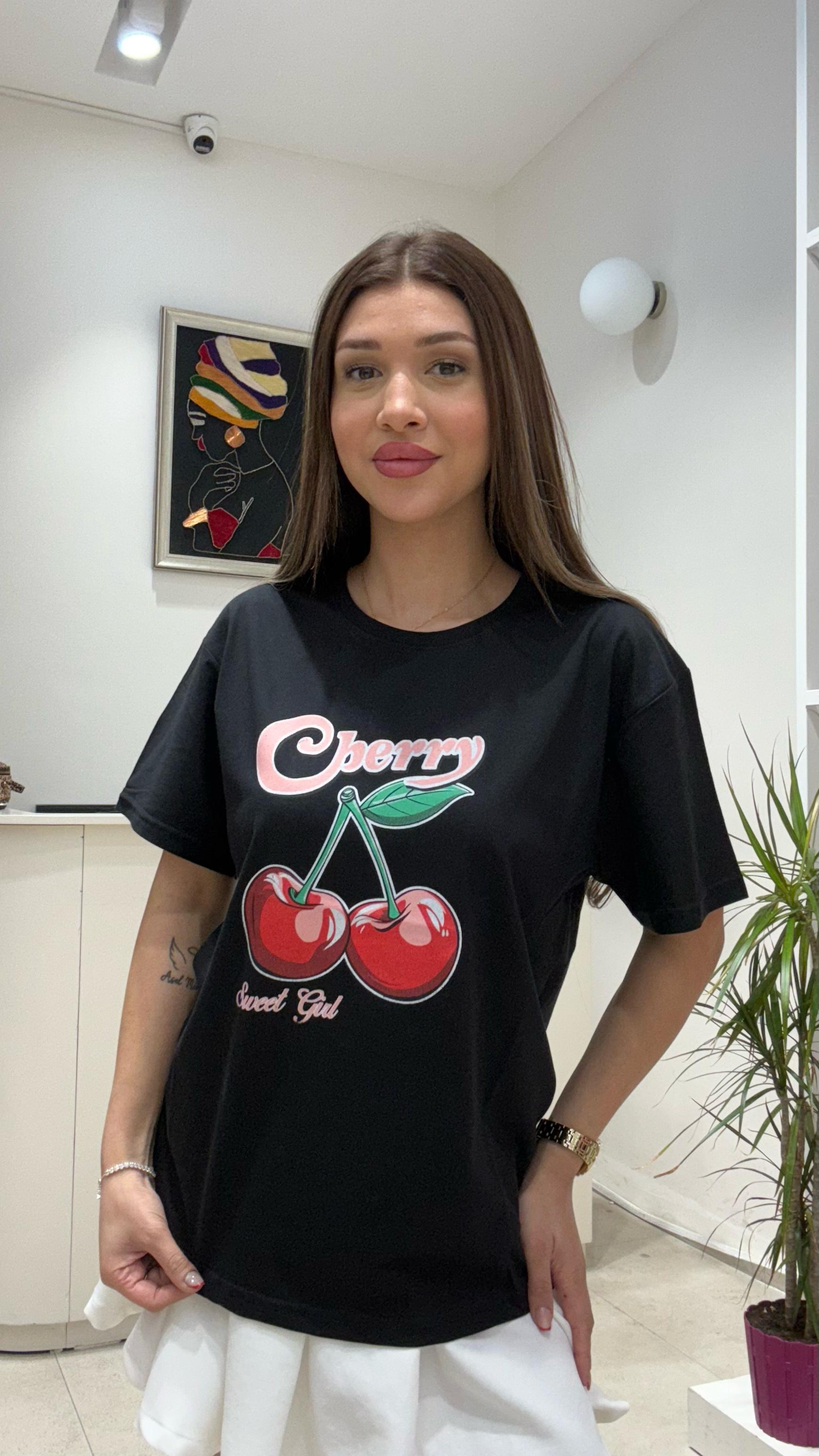 Kadın Kirazlı Cherry Yazılı Baskılı Oversize Salaş ve Rahat T-Shirt - SİYAH