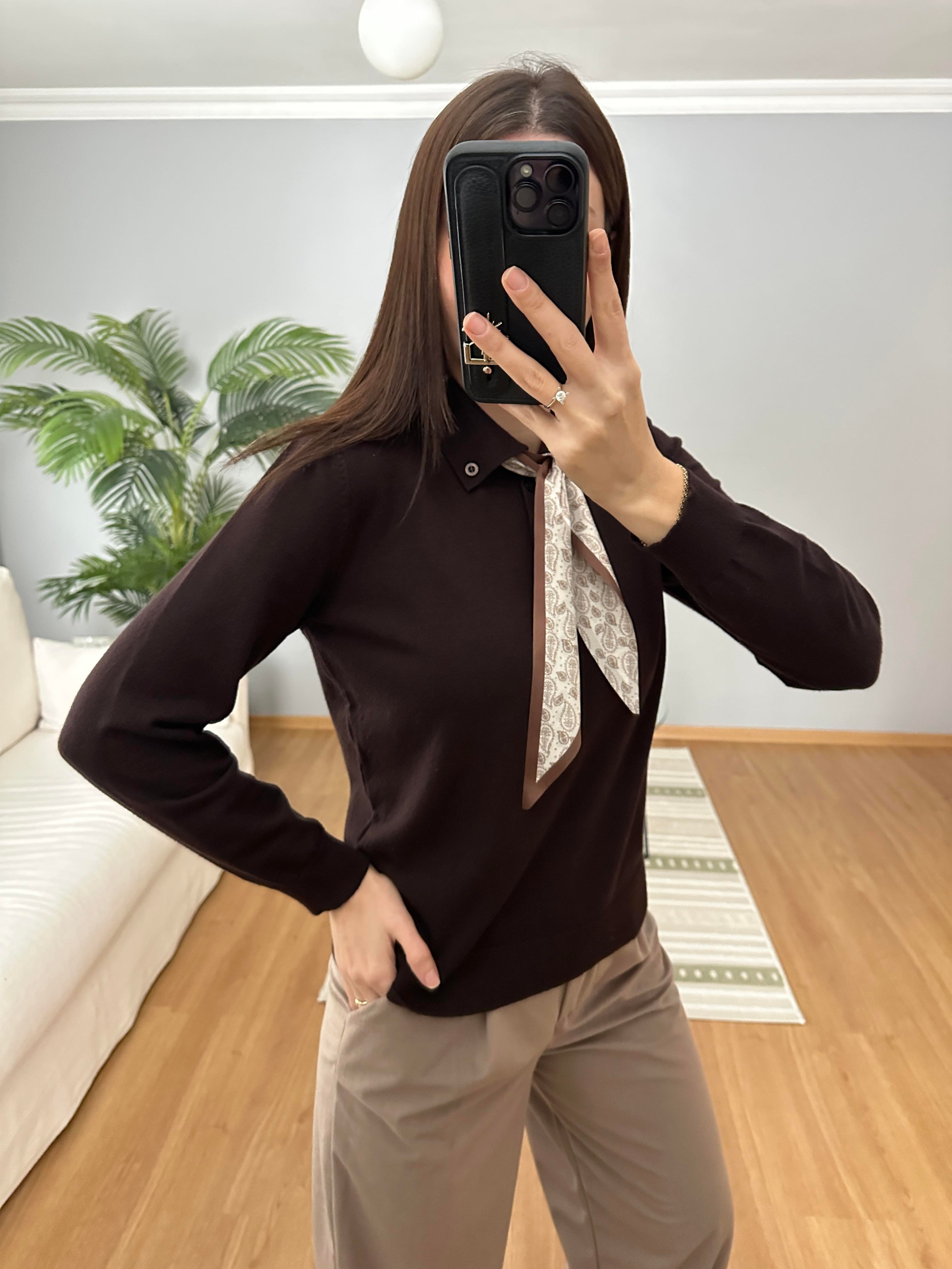 Kahve Fularlı Triko