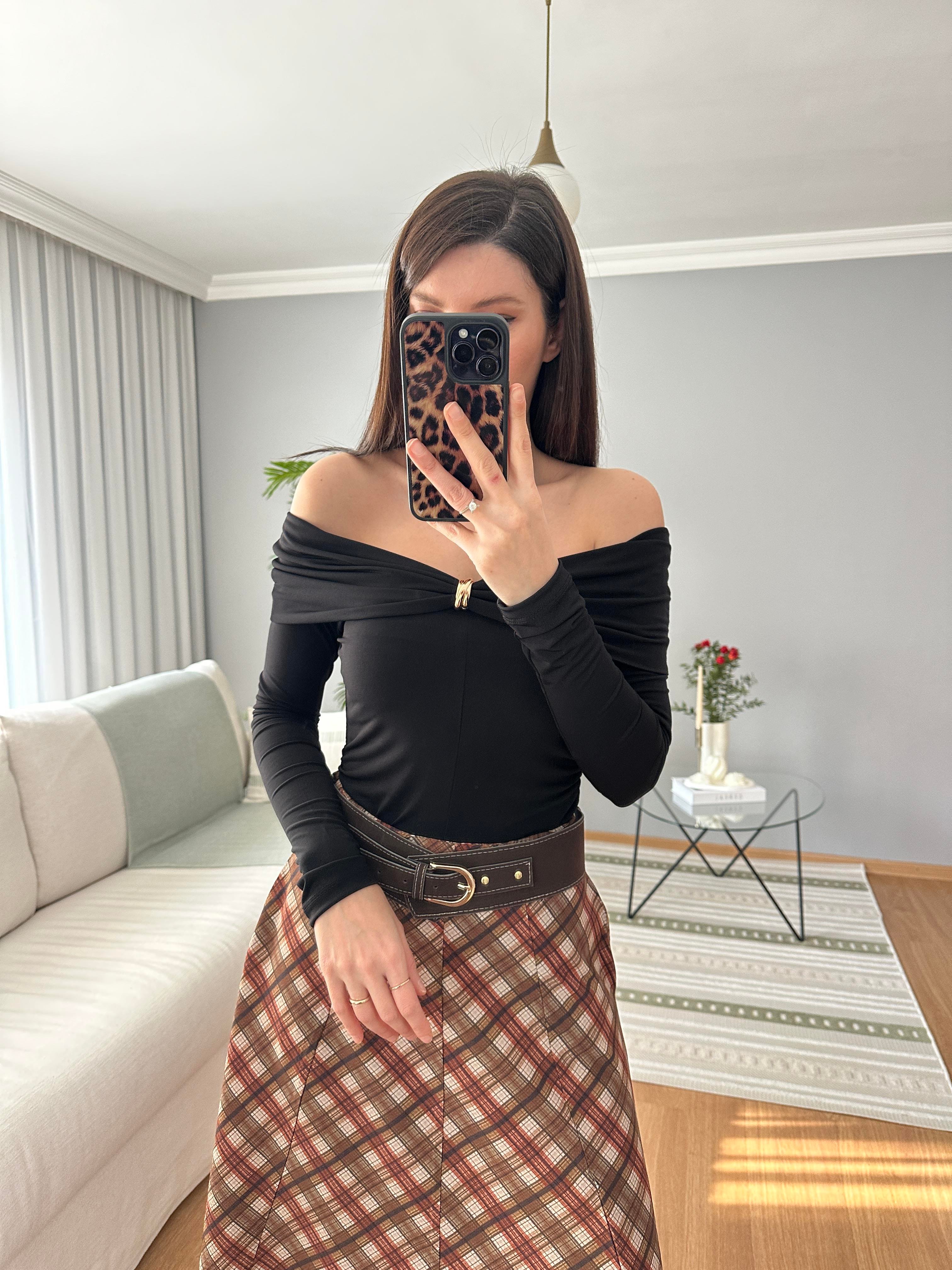 Kayık Yaka Siyah Renk Bluz