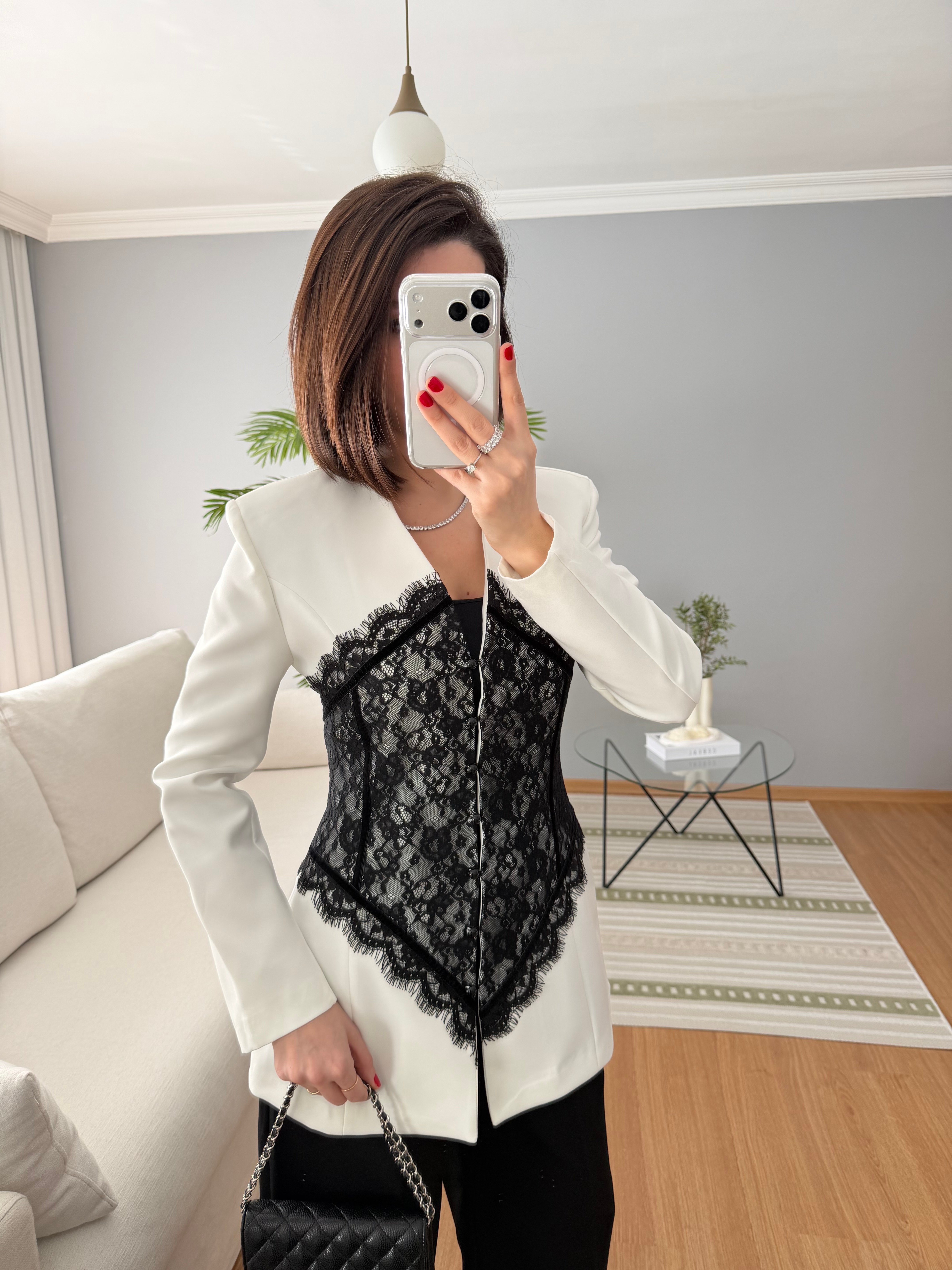Lavolan Dantel Detaylı Beyaz Ceket