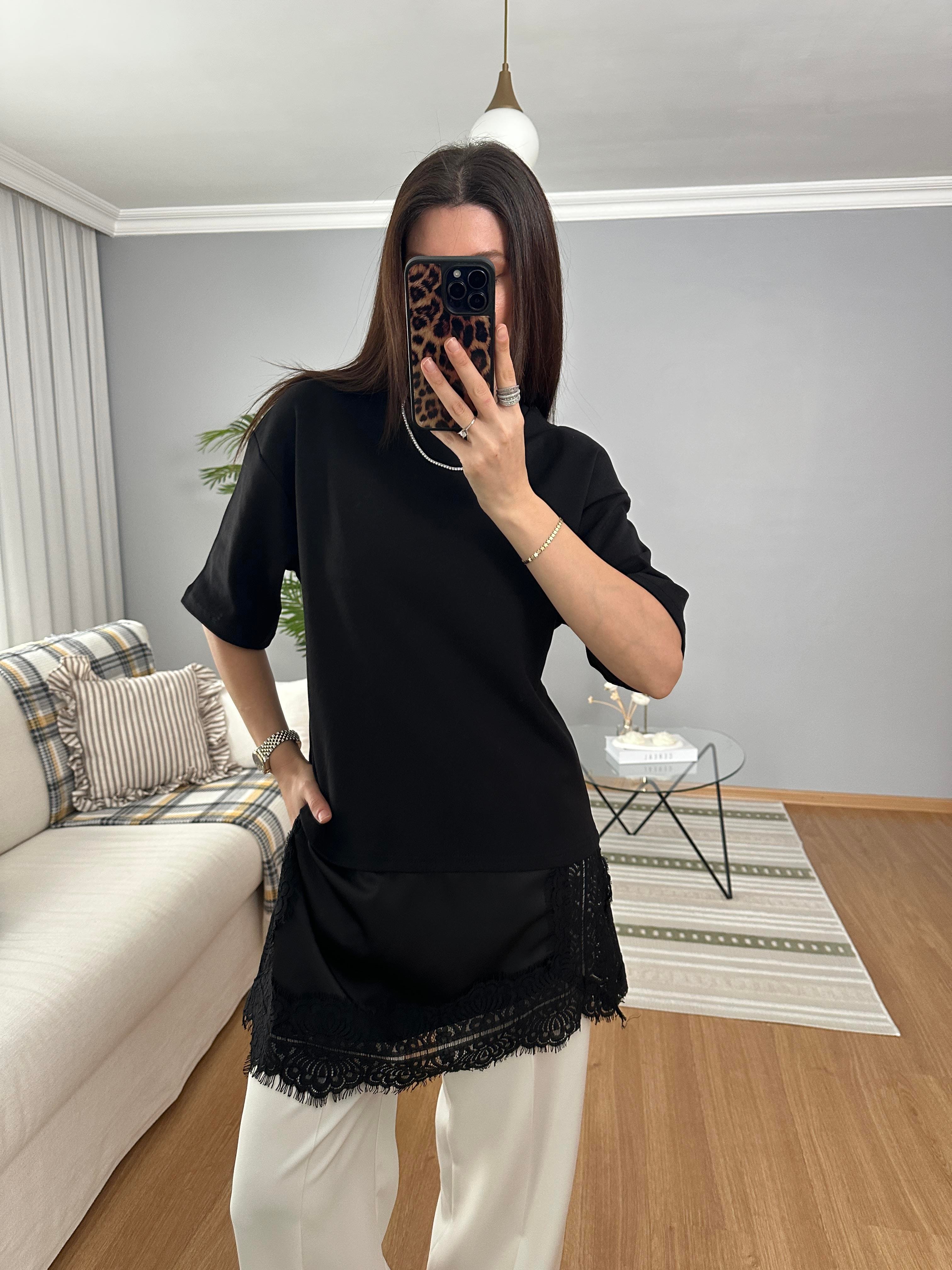 Uçları Asimetrik Saten Dantelli Siyah Bluz