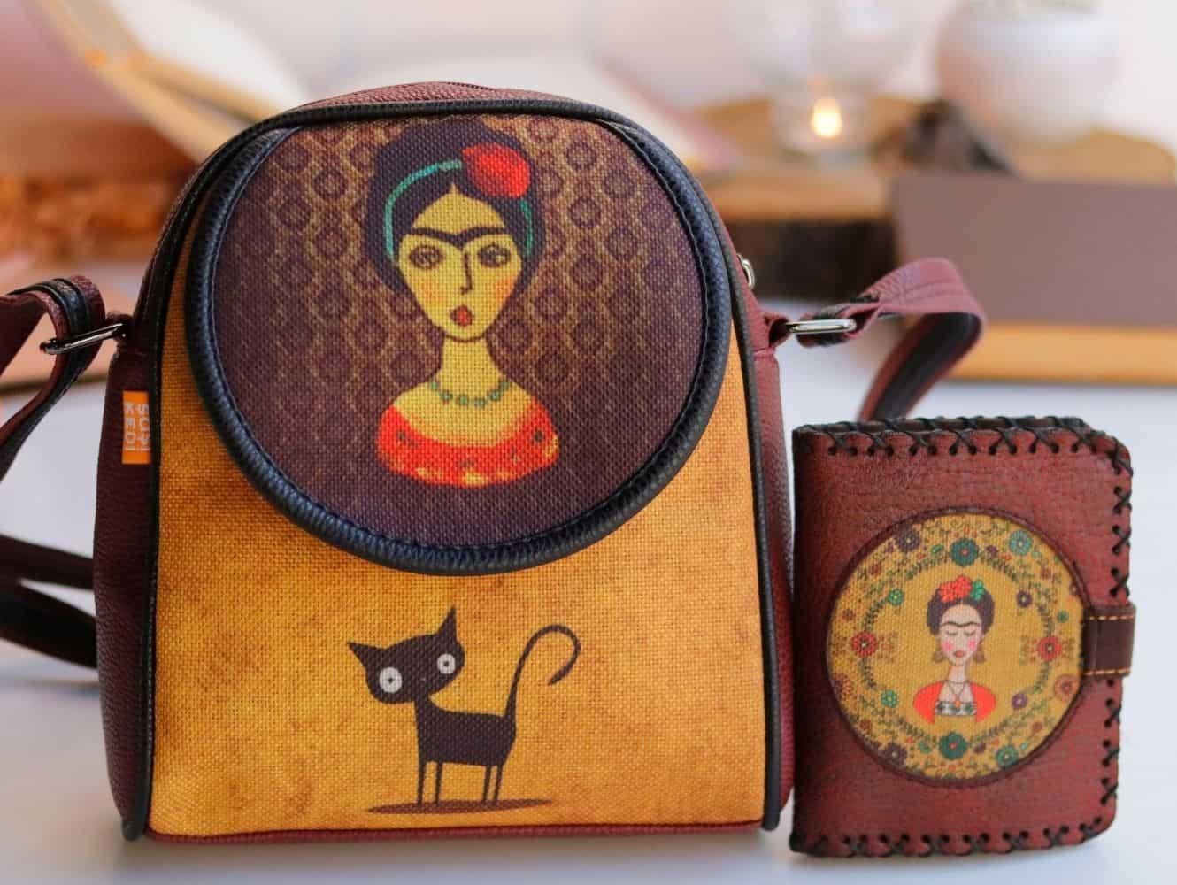 Frida Figürlü Küçük Postacı Çanta ve Küçük Cüzdan Kombin