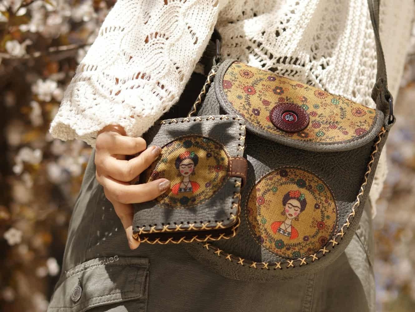Frida Figürlü Tasarımlı Capraz Örgulu Kol Cantası ve Cuzdan Kombin – Yeşil