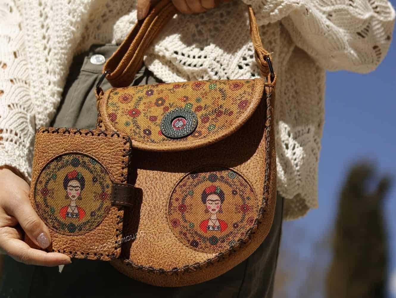 Frida Figürlü Tasarımlı Capraz Örgulu Kol Cantası ve Cuzdan Kombin – Hardal