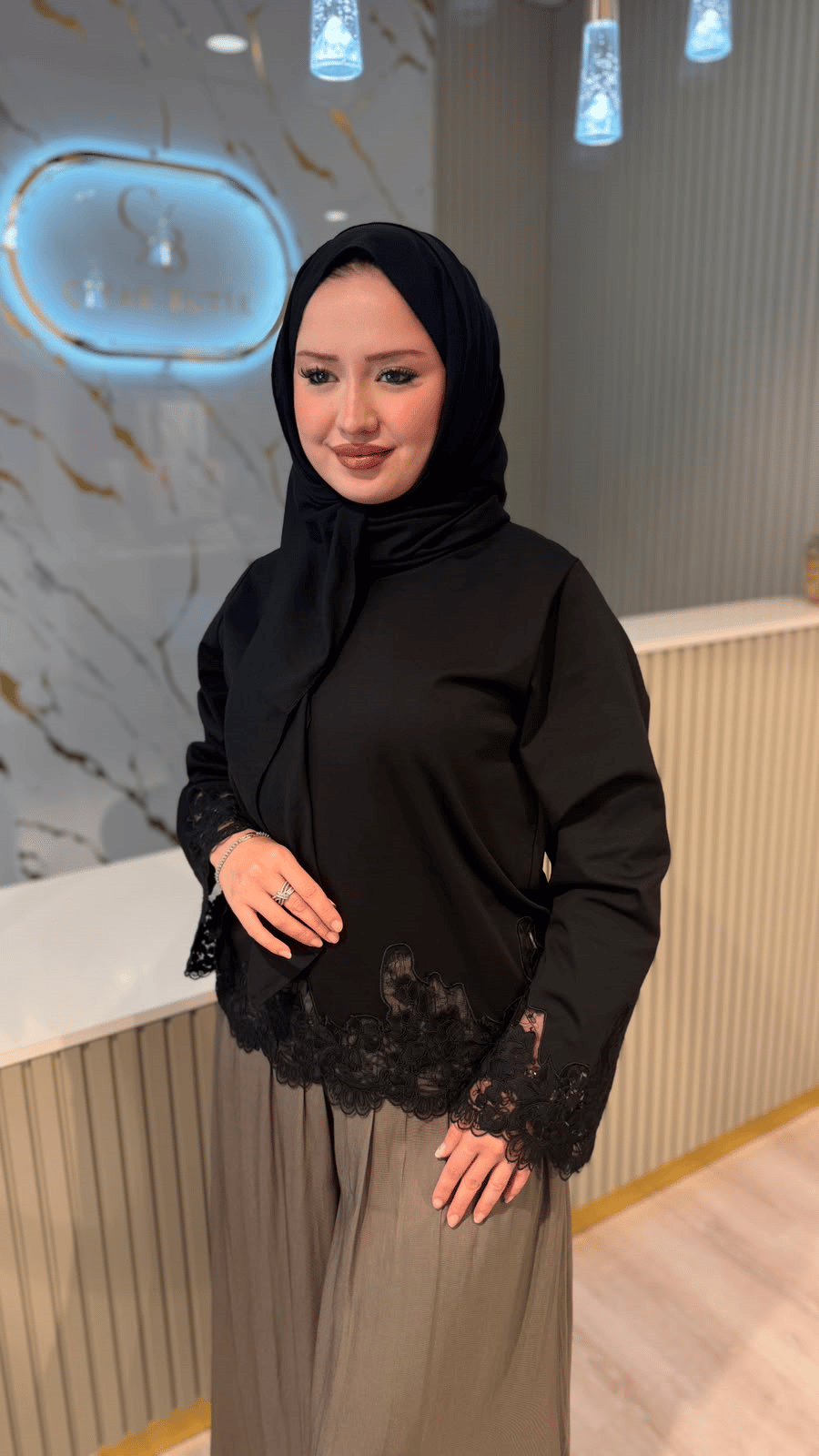 GHİSA GÜPÜR DETAYLI  BLUZ -SİYAH