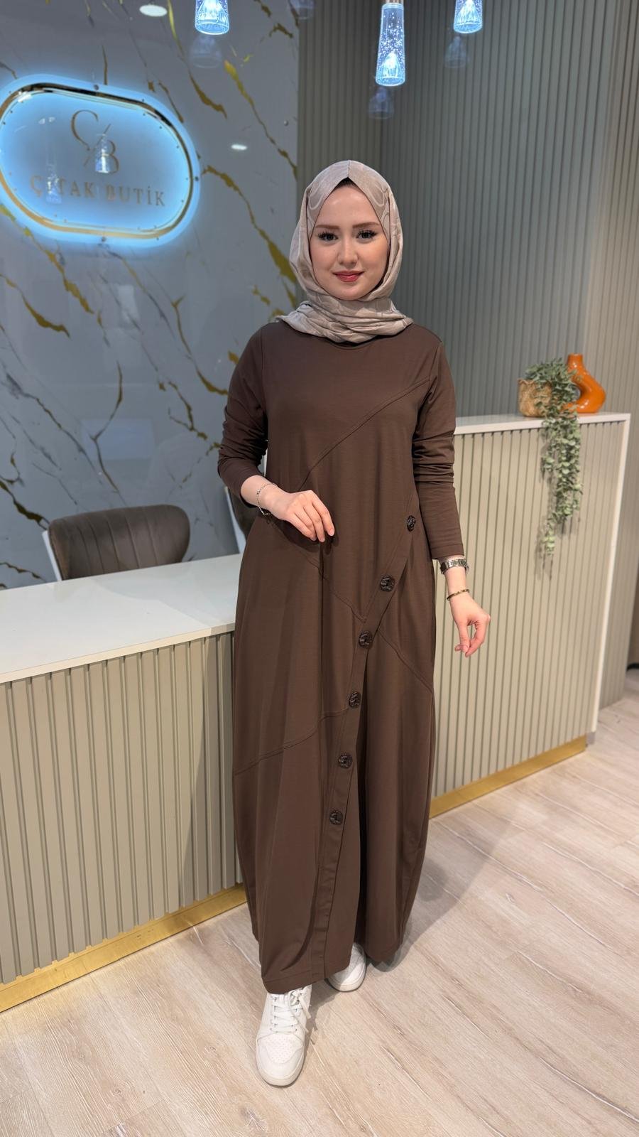 NÇ 26131 DÜĞME DETAY ELBİSE- KAHVERENGİ