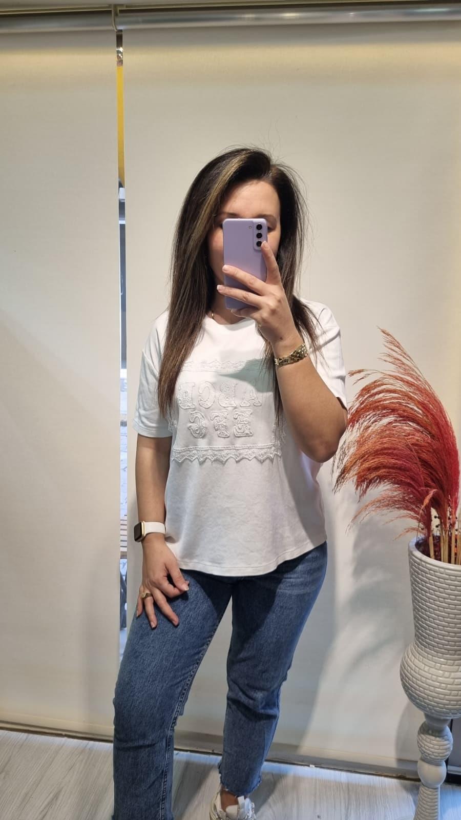 Harf Baskılı Güpür Çerçeve Detaylı Pamuklu Beyaz Tshirt