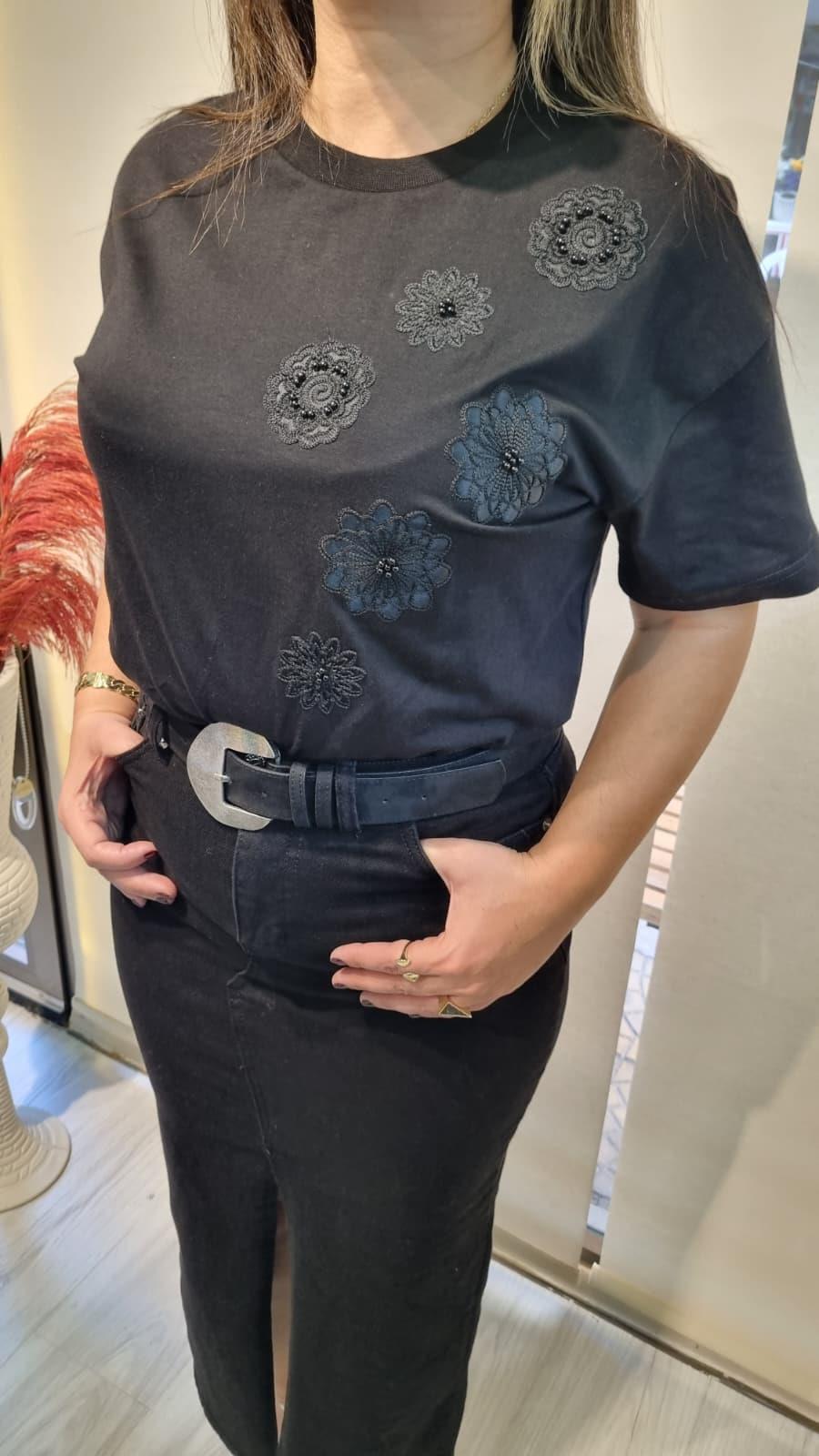 İşlemeli Siyah Tshirt 