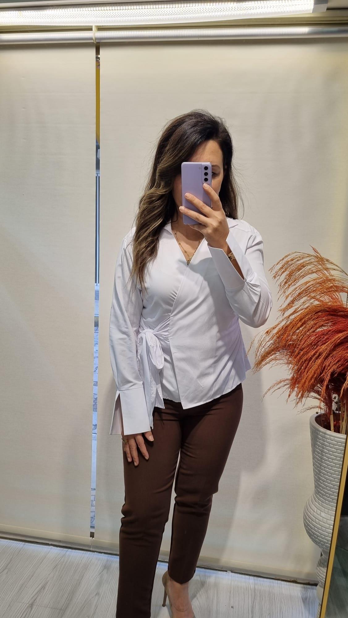 Kruvaze Yaka Yandan Bağlamalı Beyaz Gömlek 