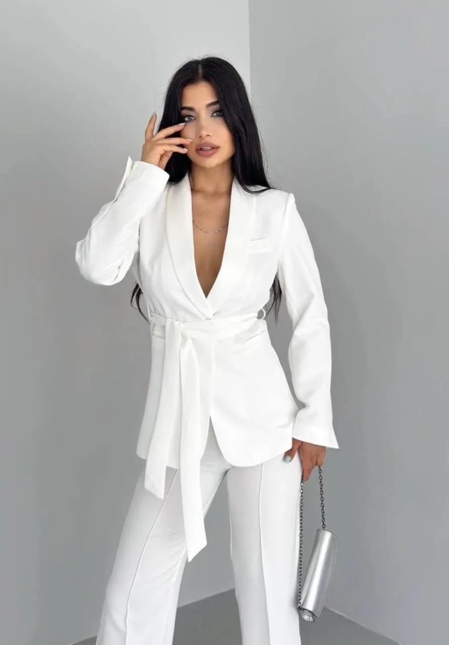 Beyaz Kuşaklı Blazer Takım