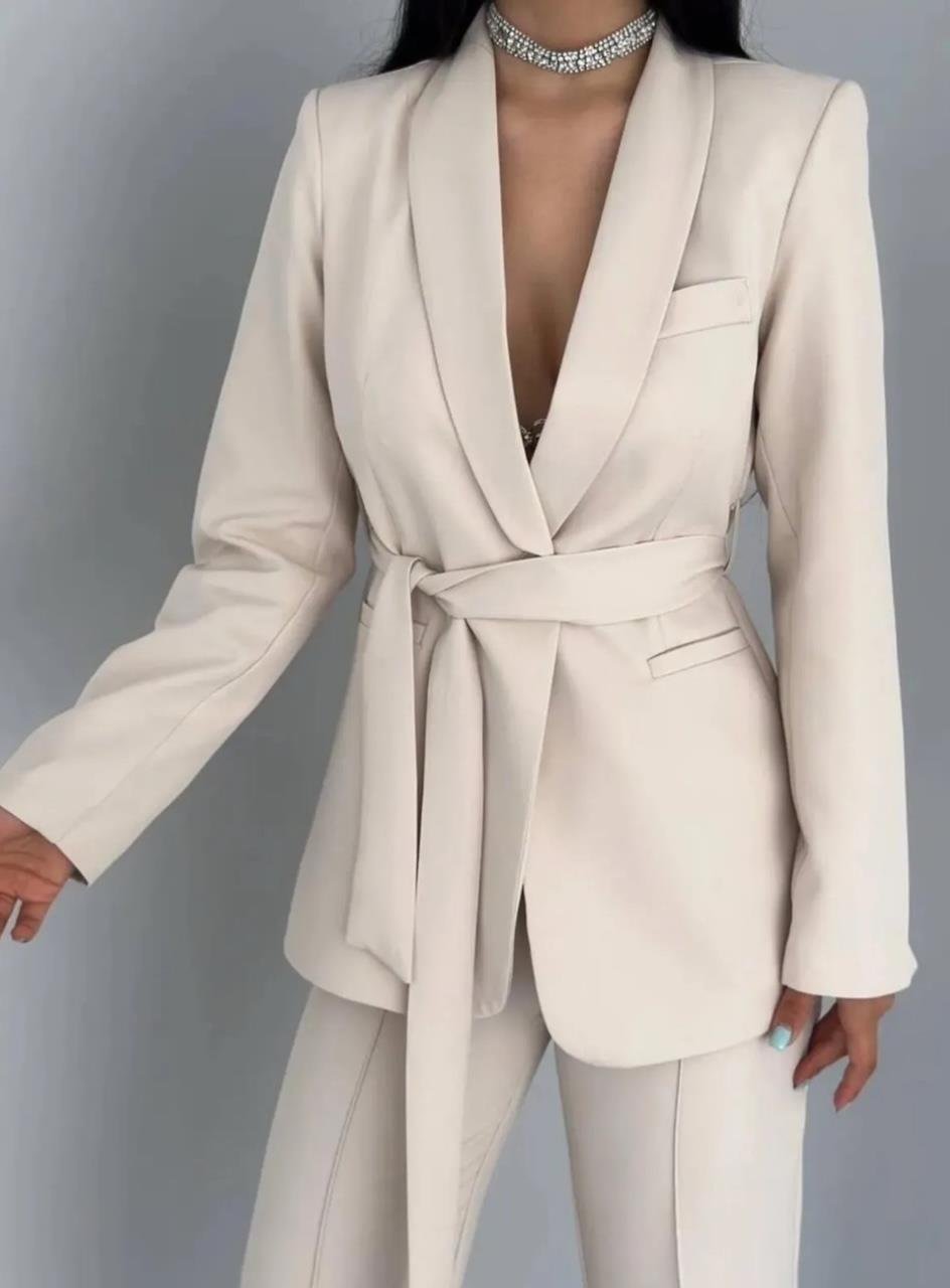 Krem Kuşaklı Blazer Takım