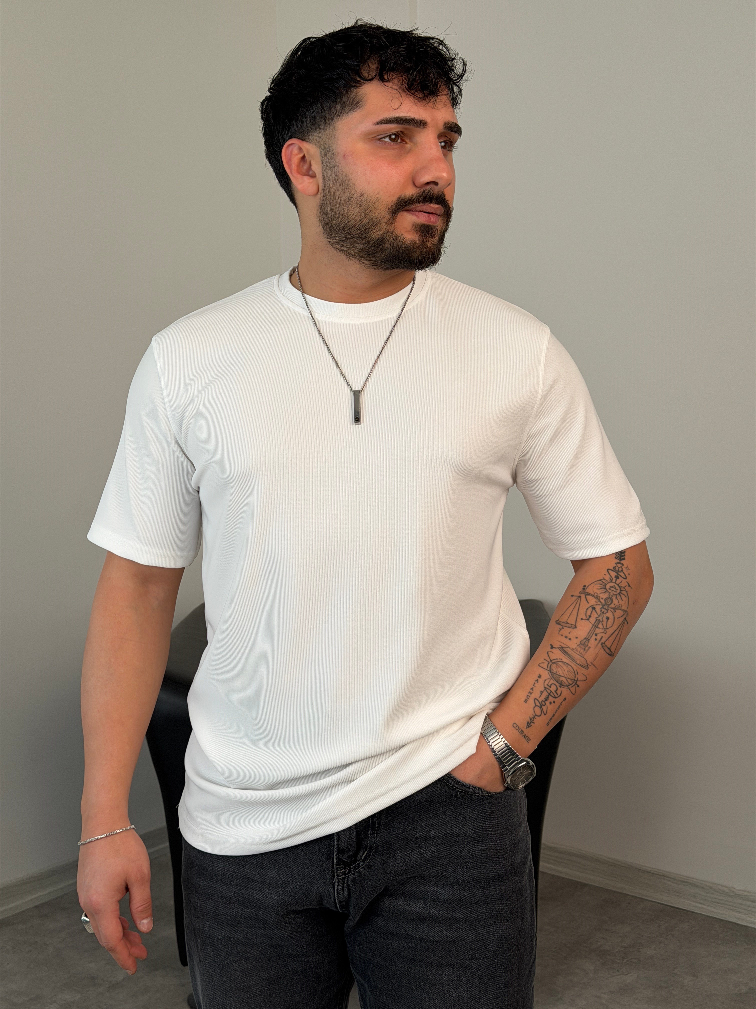 YIRTMAÇ DETAY BASİC TİŞÖRT BEYAZ