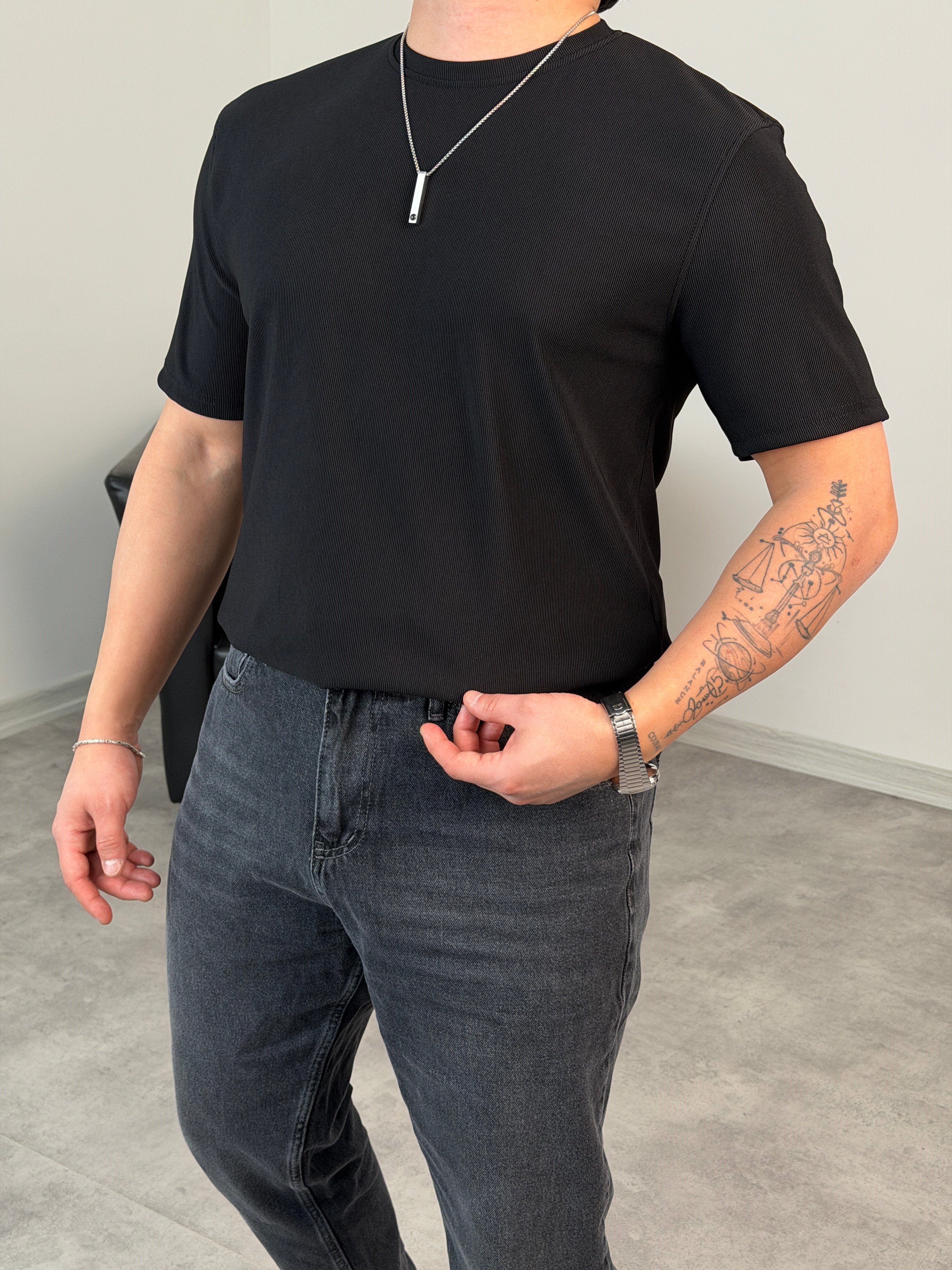 YIRTMAÇ DETAY BASİC TİŞÖRT SİYAH