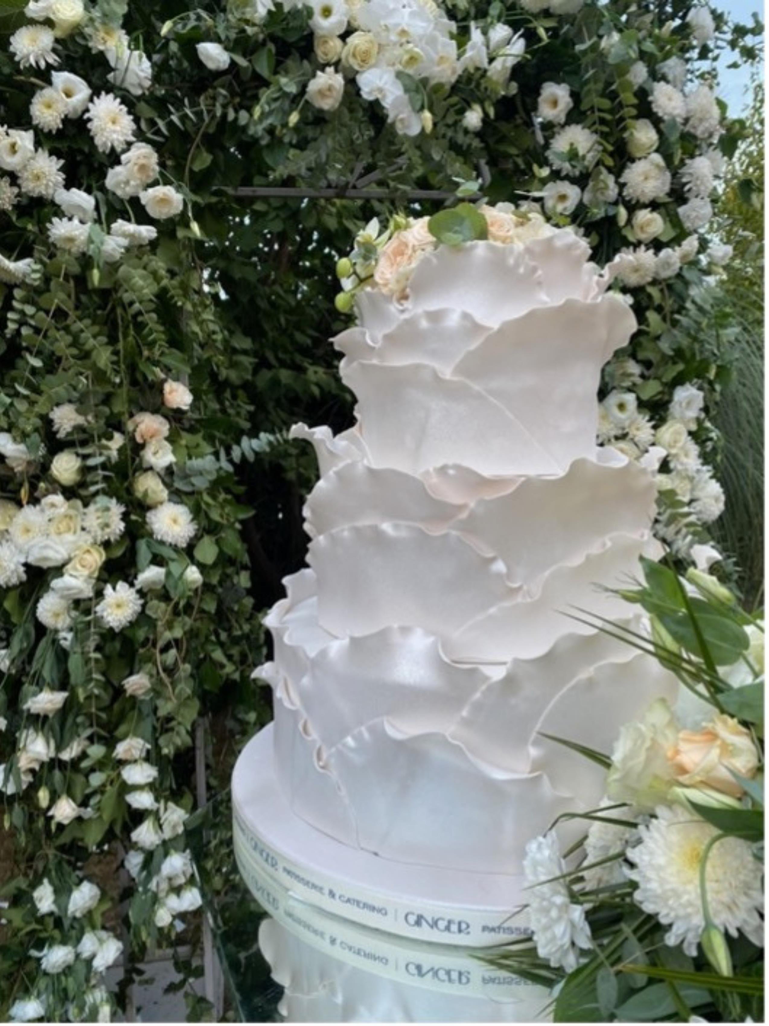 Beyaz Yelpaze Desen  3 Katlı Show Cake & Seçilen İçerikte Kesim Pastası
