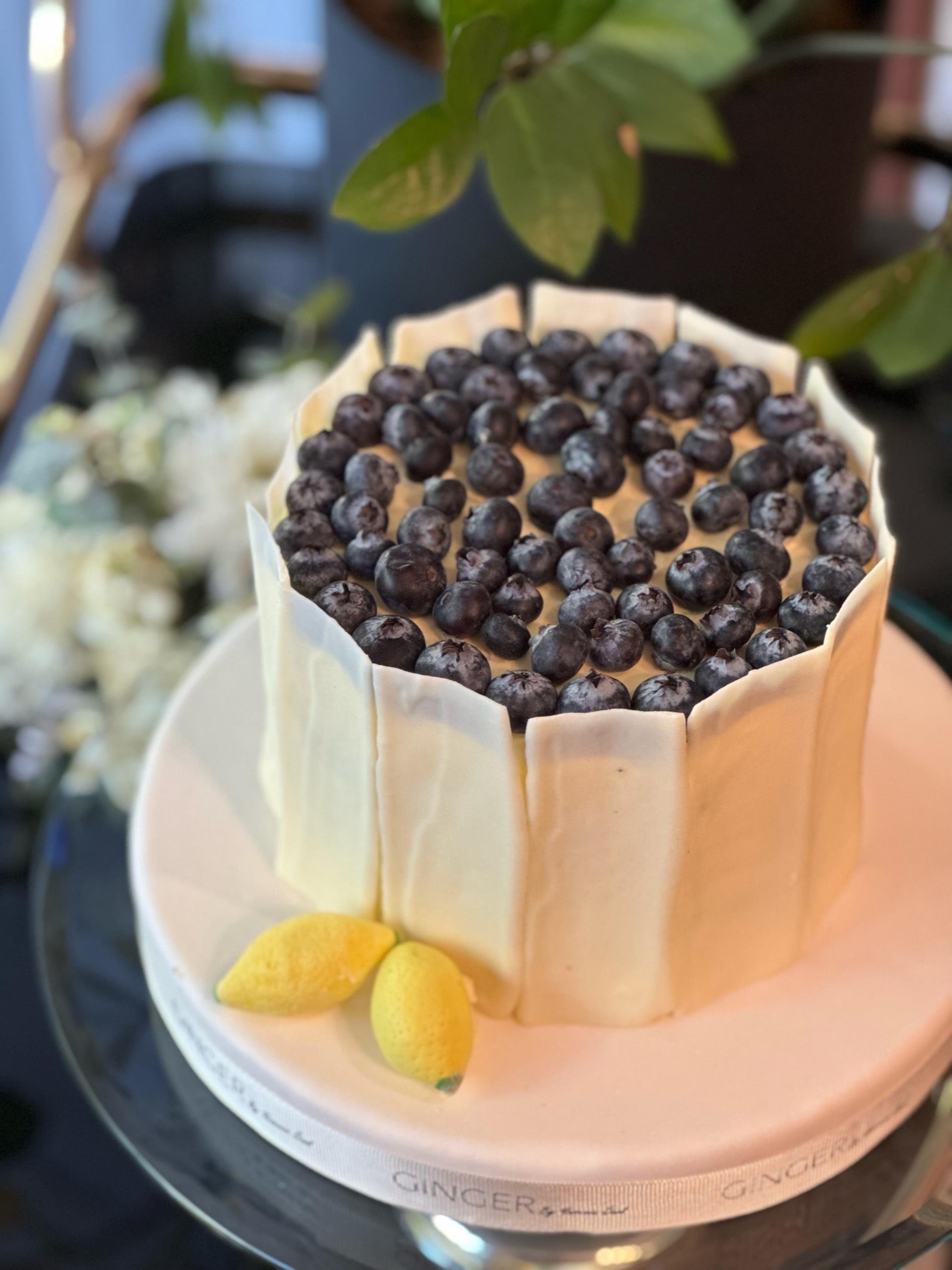 Limon, Yabanmersini, Böğürtlen ve Beyaz Çikolatalı Standart Pasta