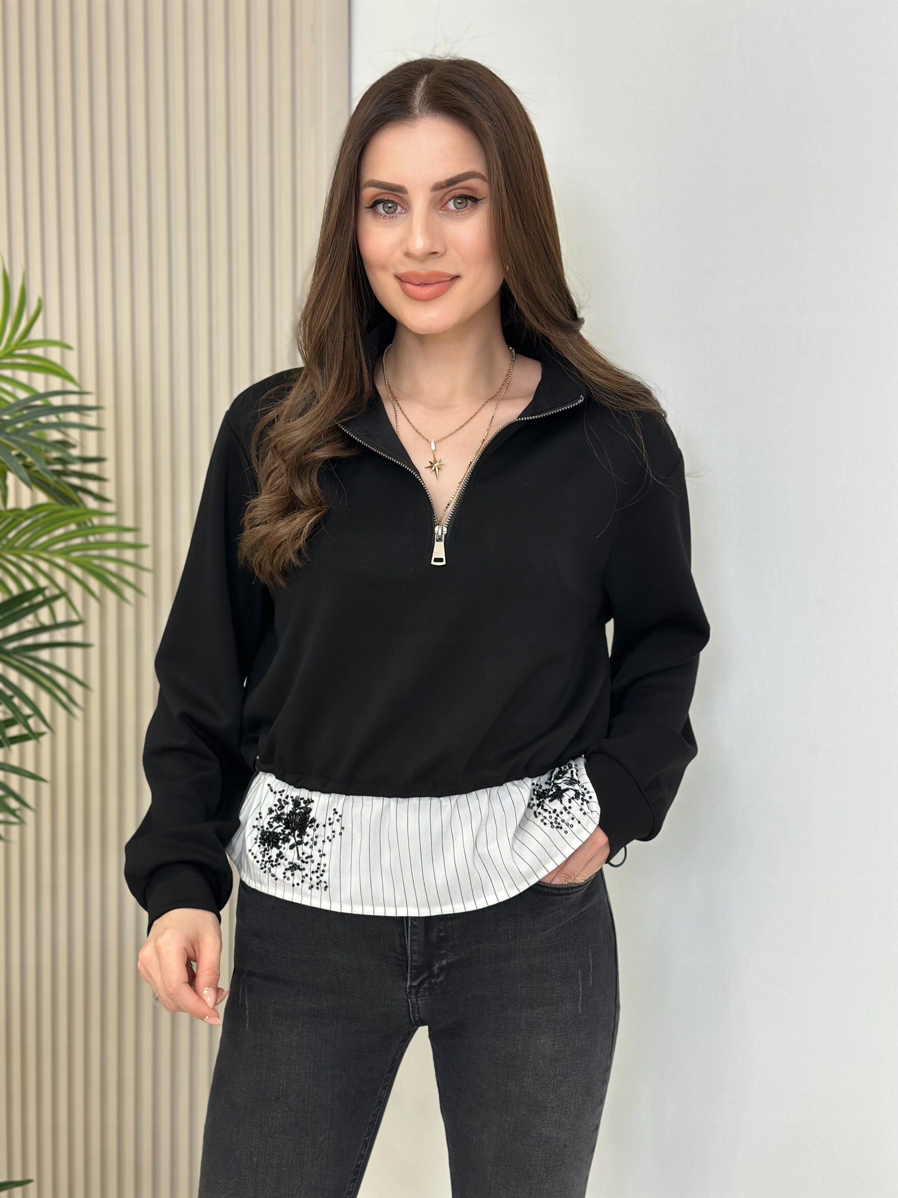 İşleme Detaylı Yakası Fermuarlı Sweatshirt Siyah