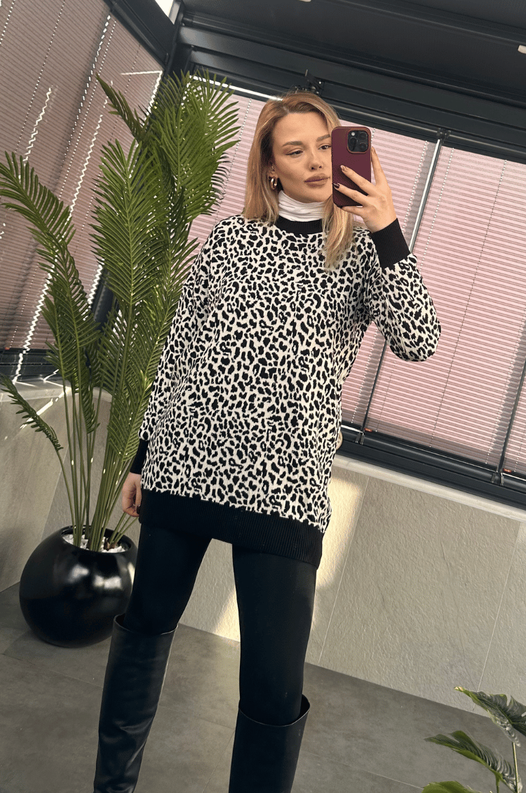 Beyaz Leopar Desenli Yarı Boğazlı Oversize Kazak