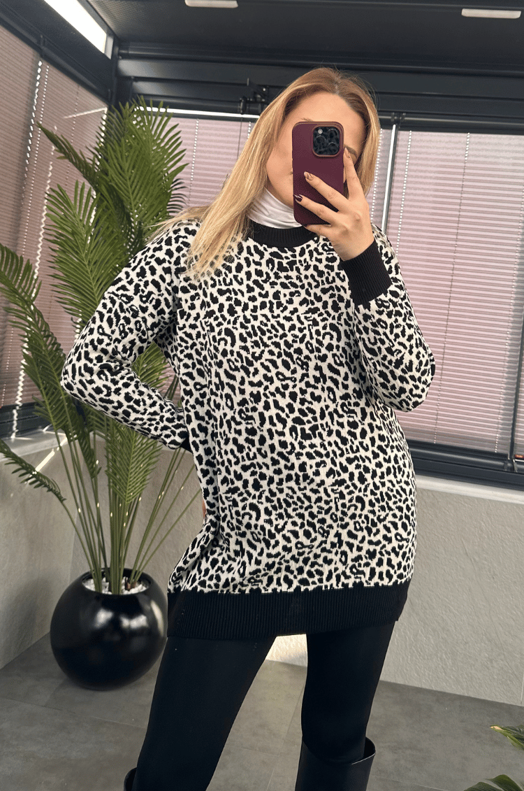 Beyaz Leopar Desenli Yarı Boğazlı Oversize Kazak