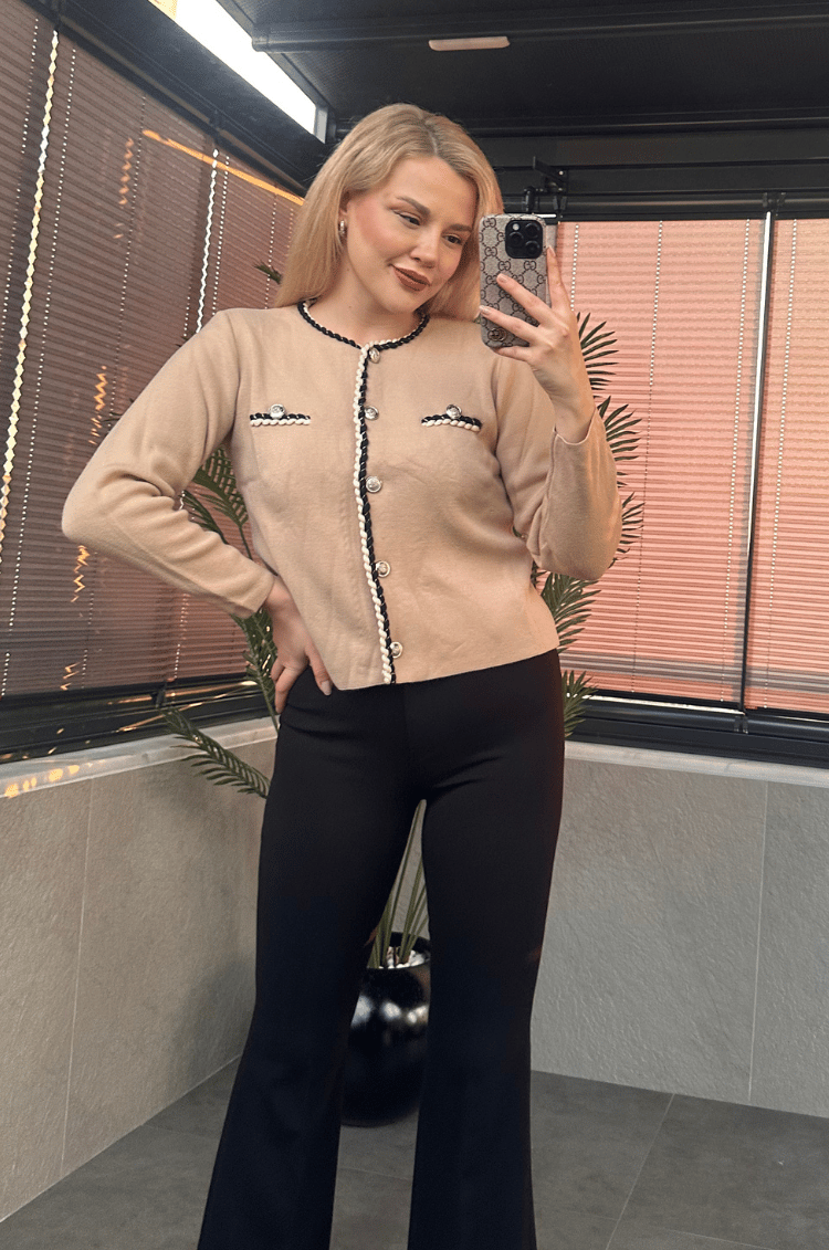 Burgu Şeritli Özel İşleme Düğmeli Camel Hırka