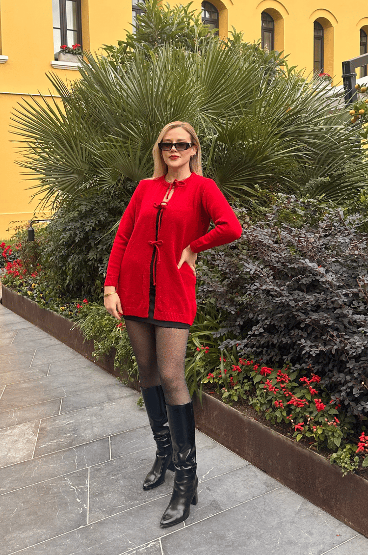 Kırmızı Bağcık Detaylı Hırka