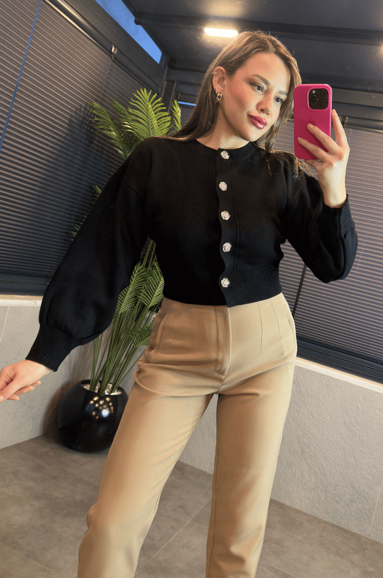 Siyah Balon Kollu Çiçek Düğme Detaylı Kısa Hırka