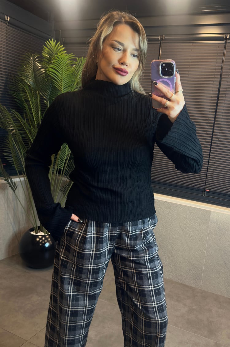 Siyah Volan Kollu Boğazlı Triko