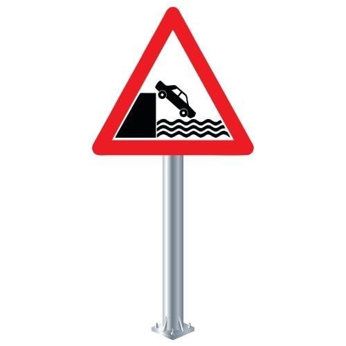 Deniz Ve Nehir Kıyısında Biten Yol Levhası T-6T-6Deniz Ve Nehir Kıyısında Biten Yol Levhası T-6