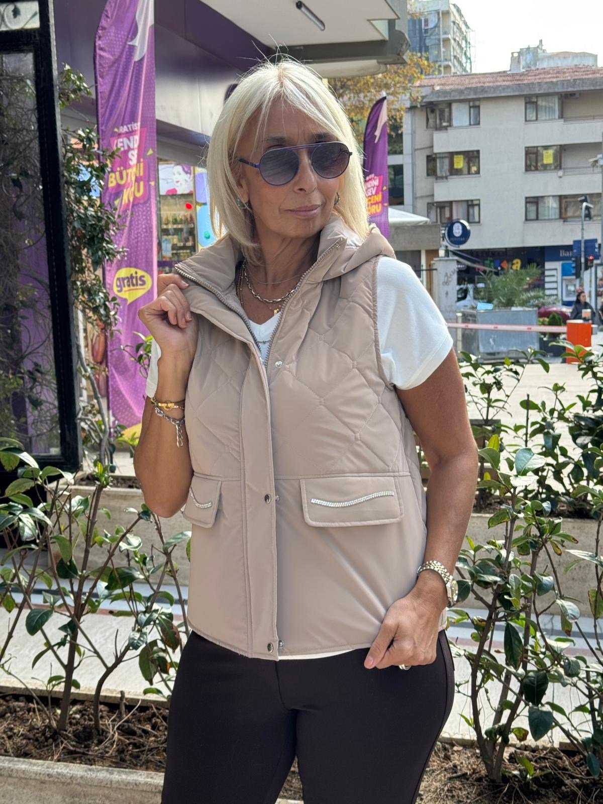 Baklava Kapitoneli Zincir Taş Detaylı Kısa Yelek