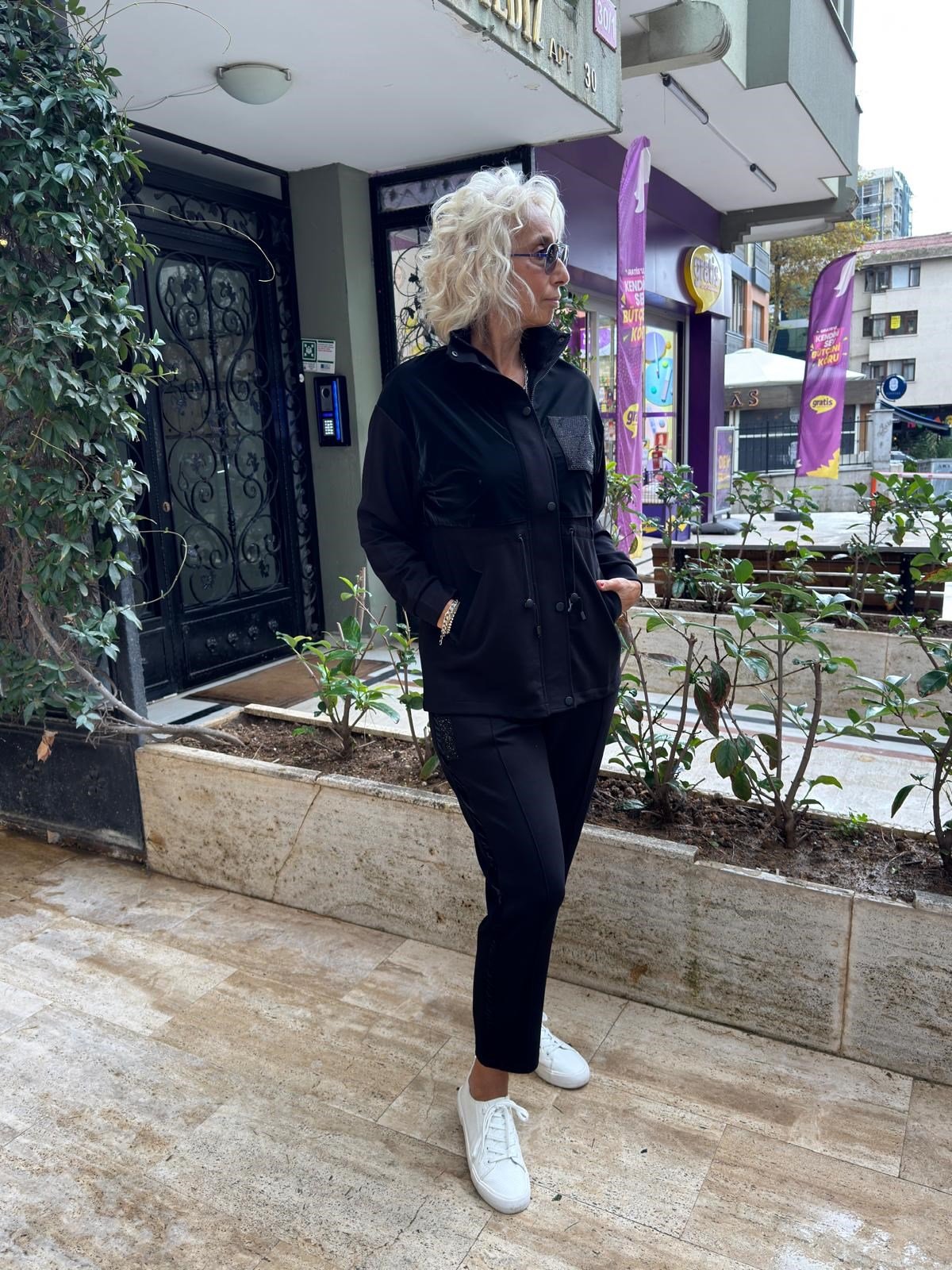 Dik Yaka Belden Bağlamalı Taş Çepli Mont Siyah