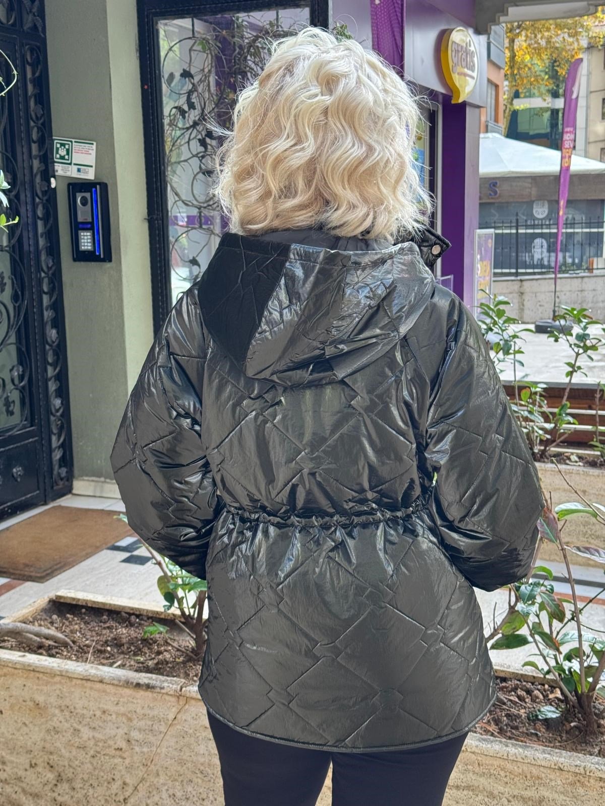 Kapüşonlu Çıt Çıt Detaylı Kapitone Mont