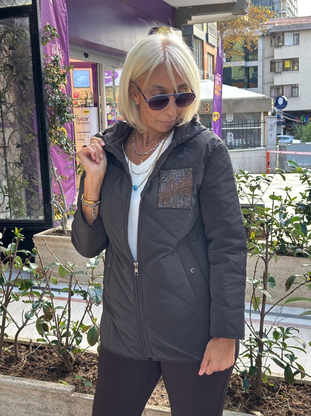 Taş Detaylı Farmuarlı Kapitone Mont