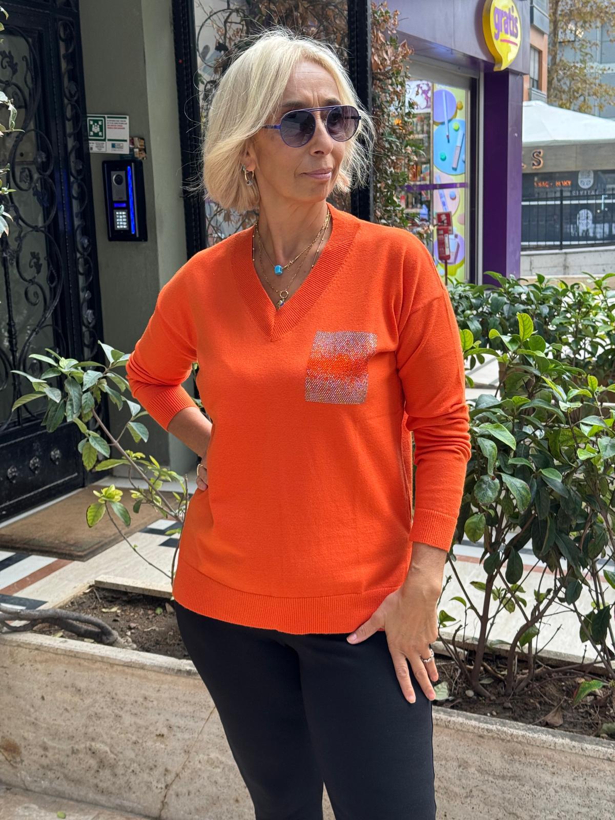 V Yaka Basic Taş Cepli Bluz