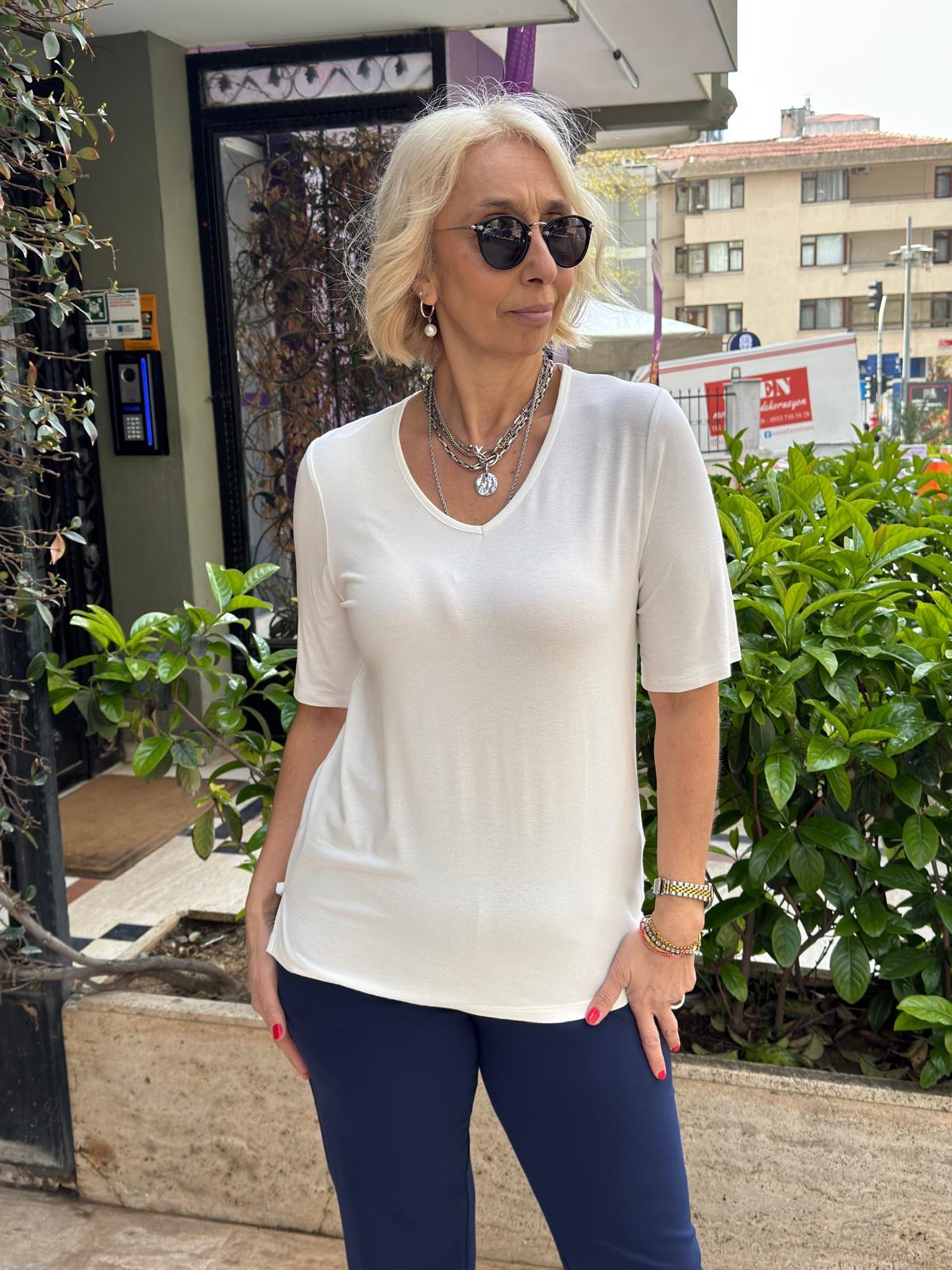 V Yaka Basic Tshırt