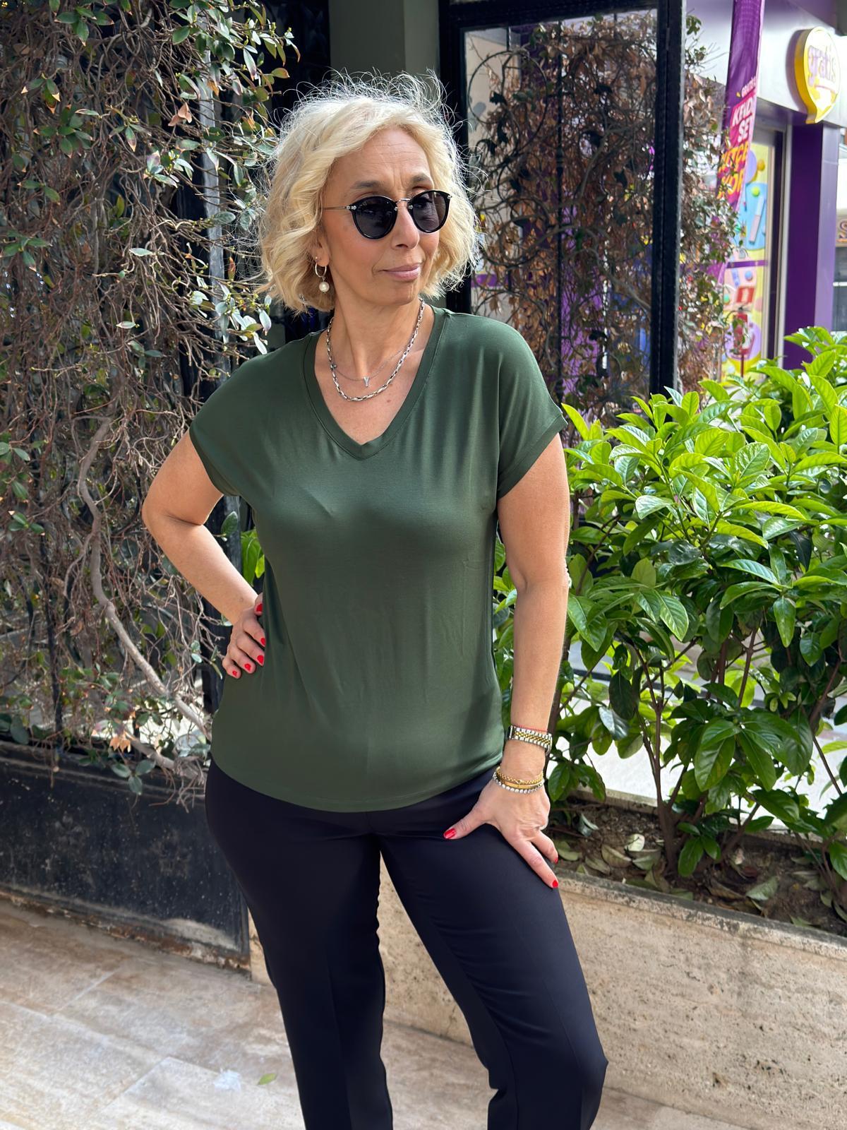 V Yaka Basic Tshırt