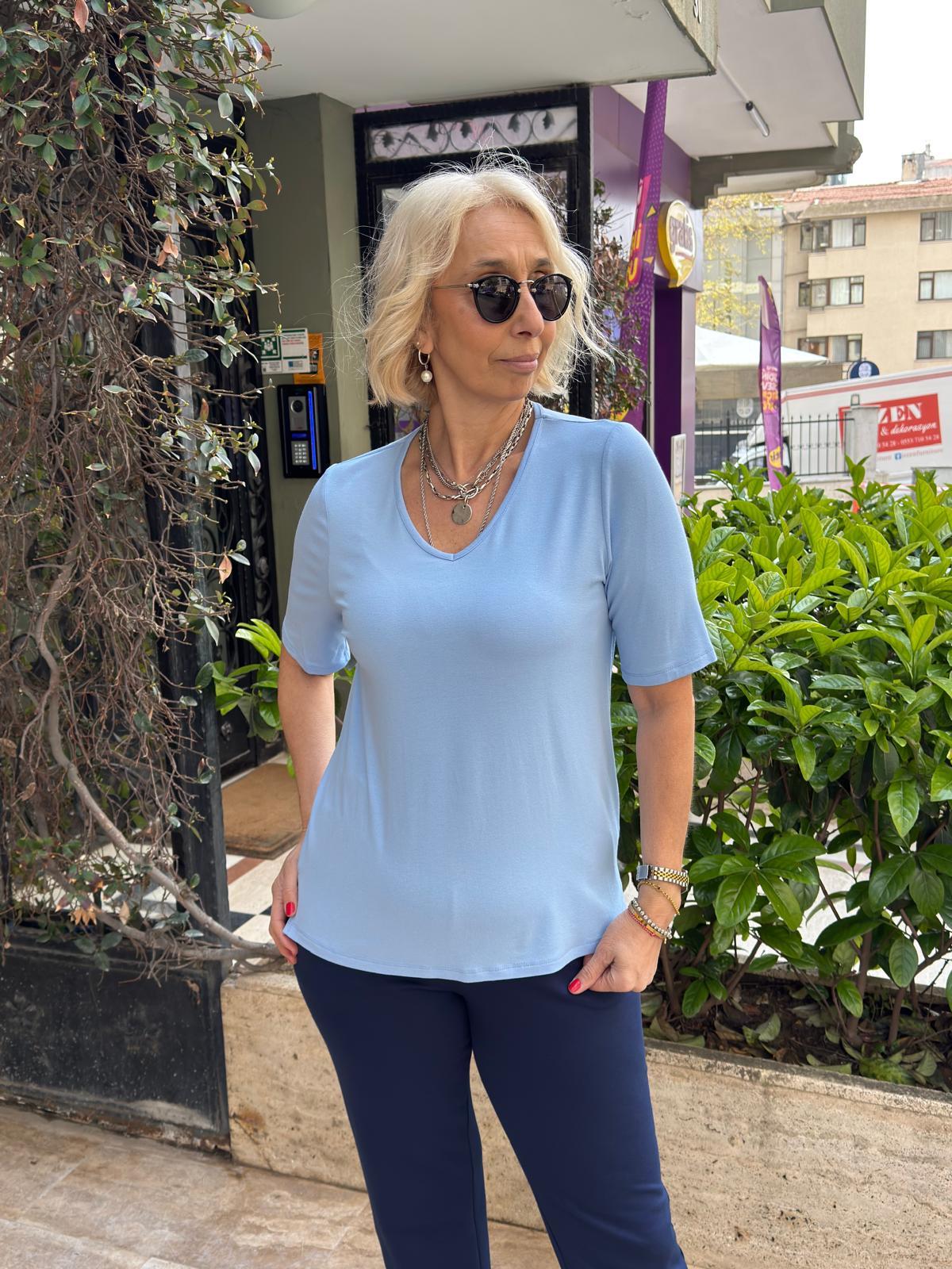 V Yaka Basic Tshırt