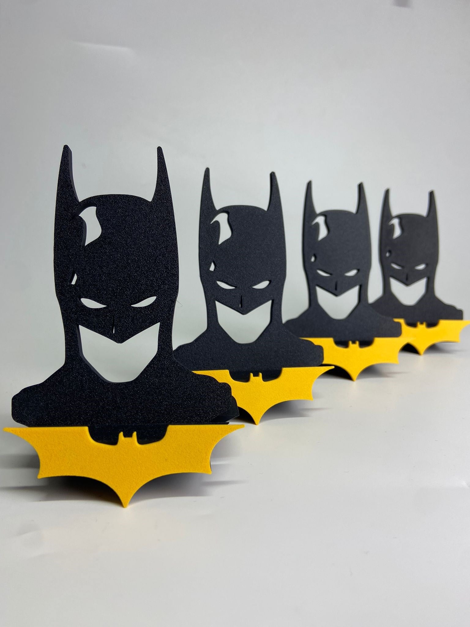 Batman Premium Telefon Standı – Şık ve Karizmatik Masa Aksesuarı
