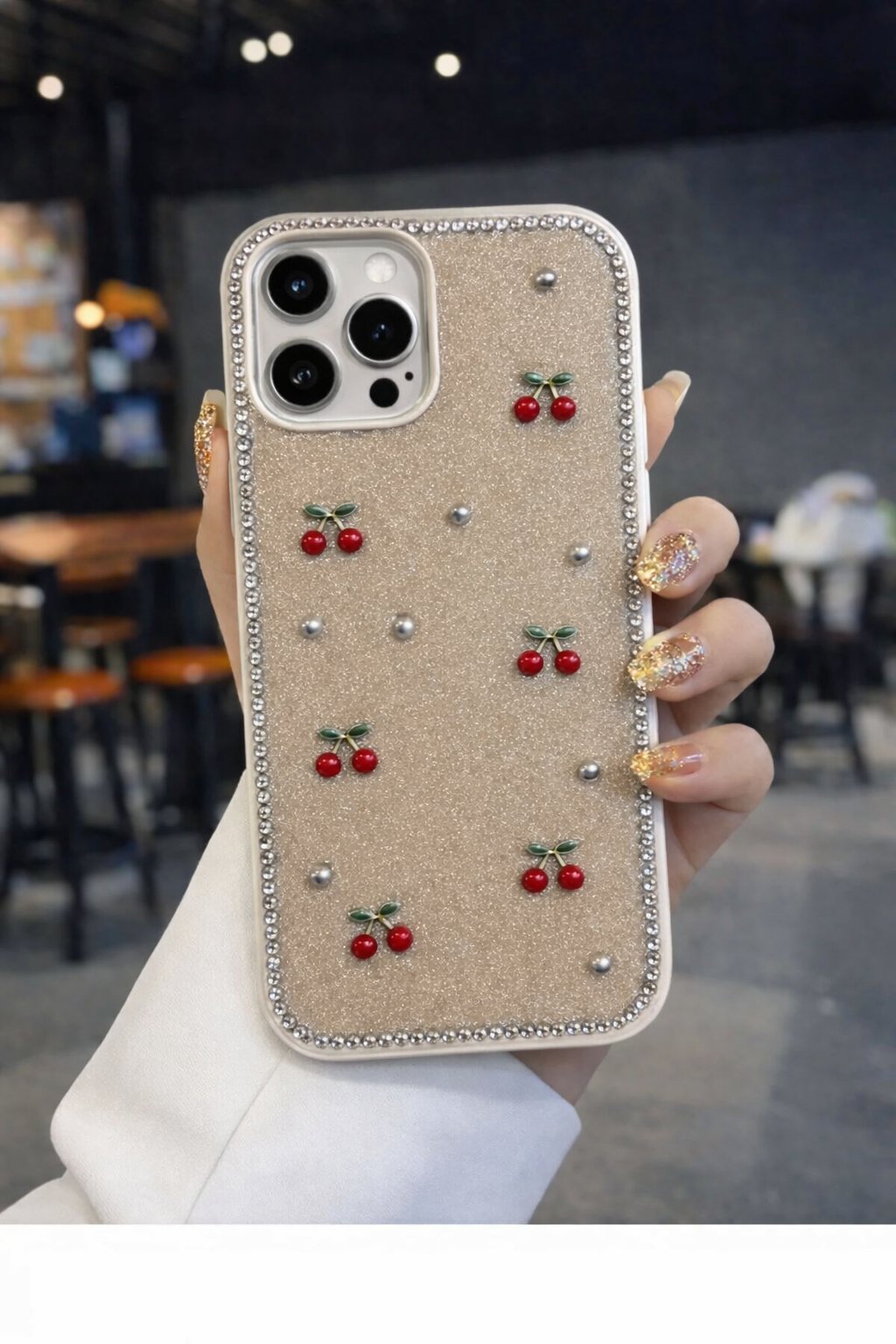 İPhone 15 Uyumlu Kiraz Figürlü Simli İnci Taşlı Lüx Silikon Kılıf Açık Kahve