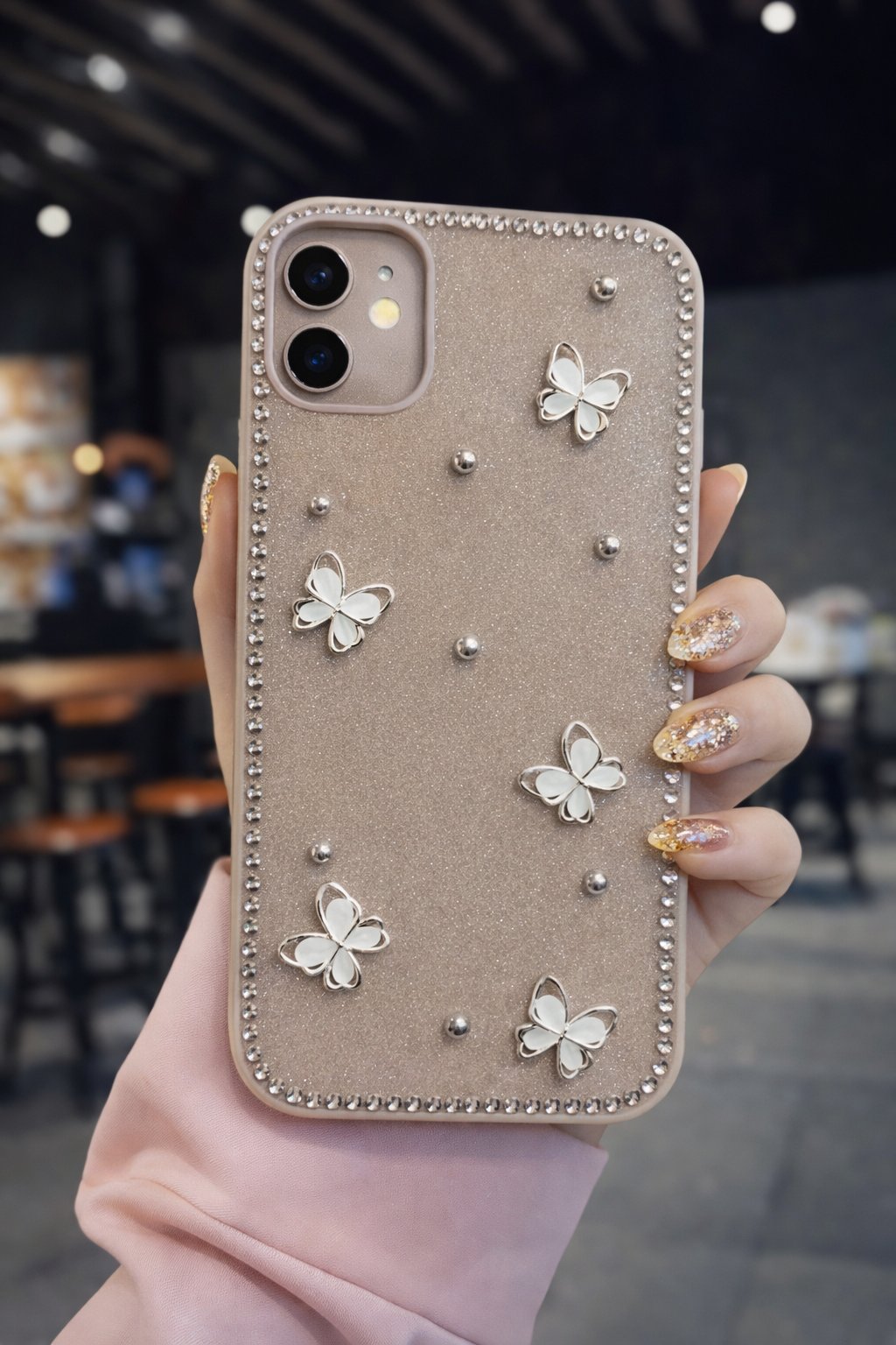 İPhone 16 Uyumlu Kelebek Figürlü Simli İnci Taşlı Lüx Silikon Kılıf Açık Kahve