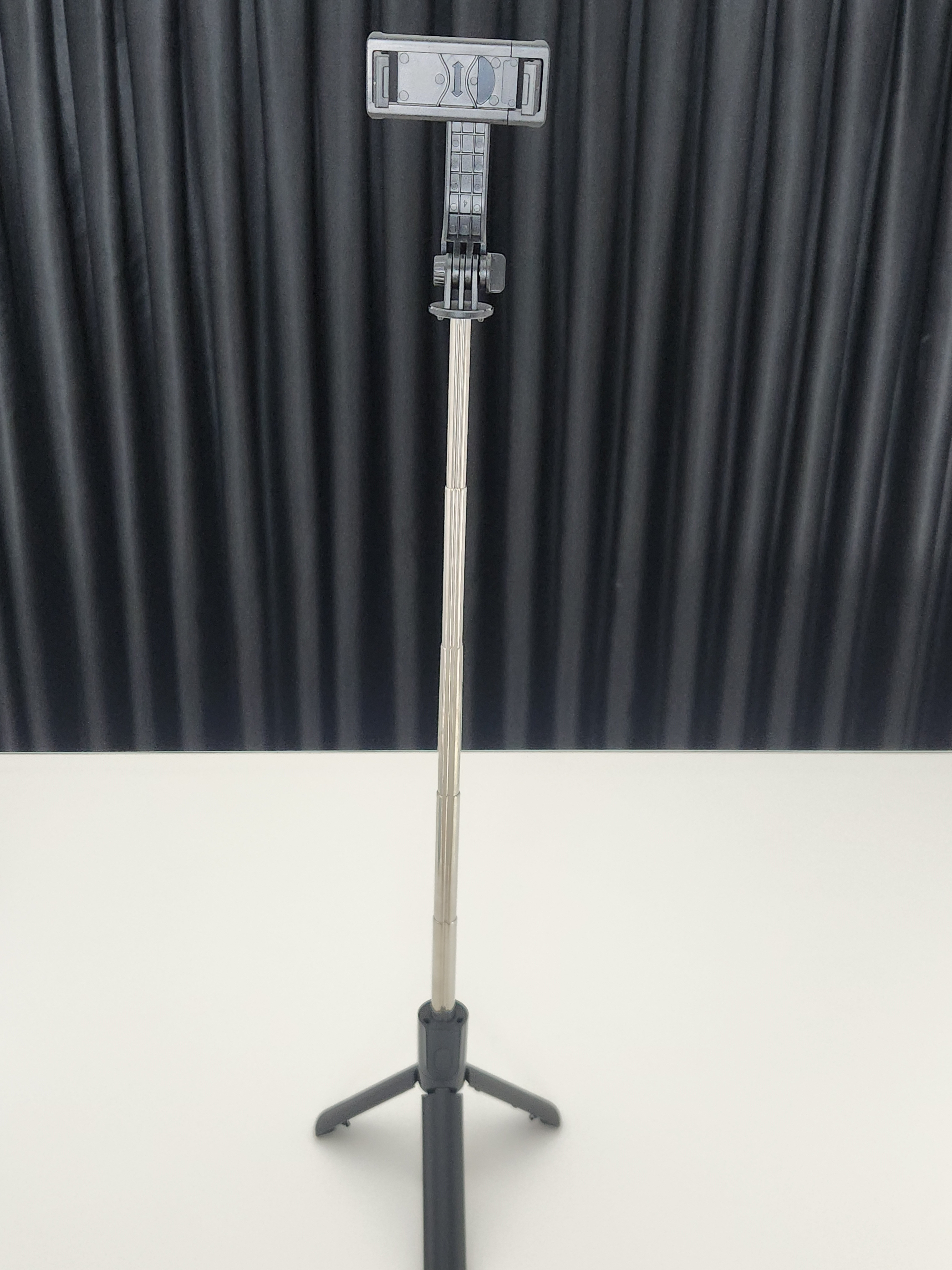 Taşınabilir 6 Bölümlü Uzatılabilir Tripod Standı – 360° Döndürülebilir Selfie Montajlı, Hafif ve Sökülebilir Telefon Tutucu F01