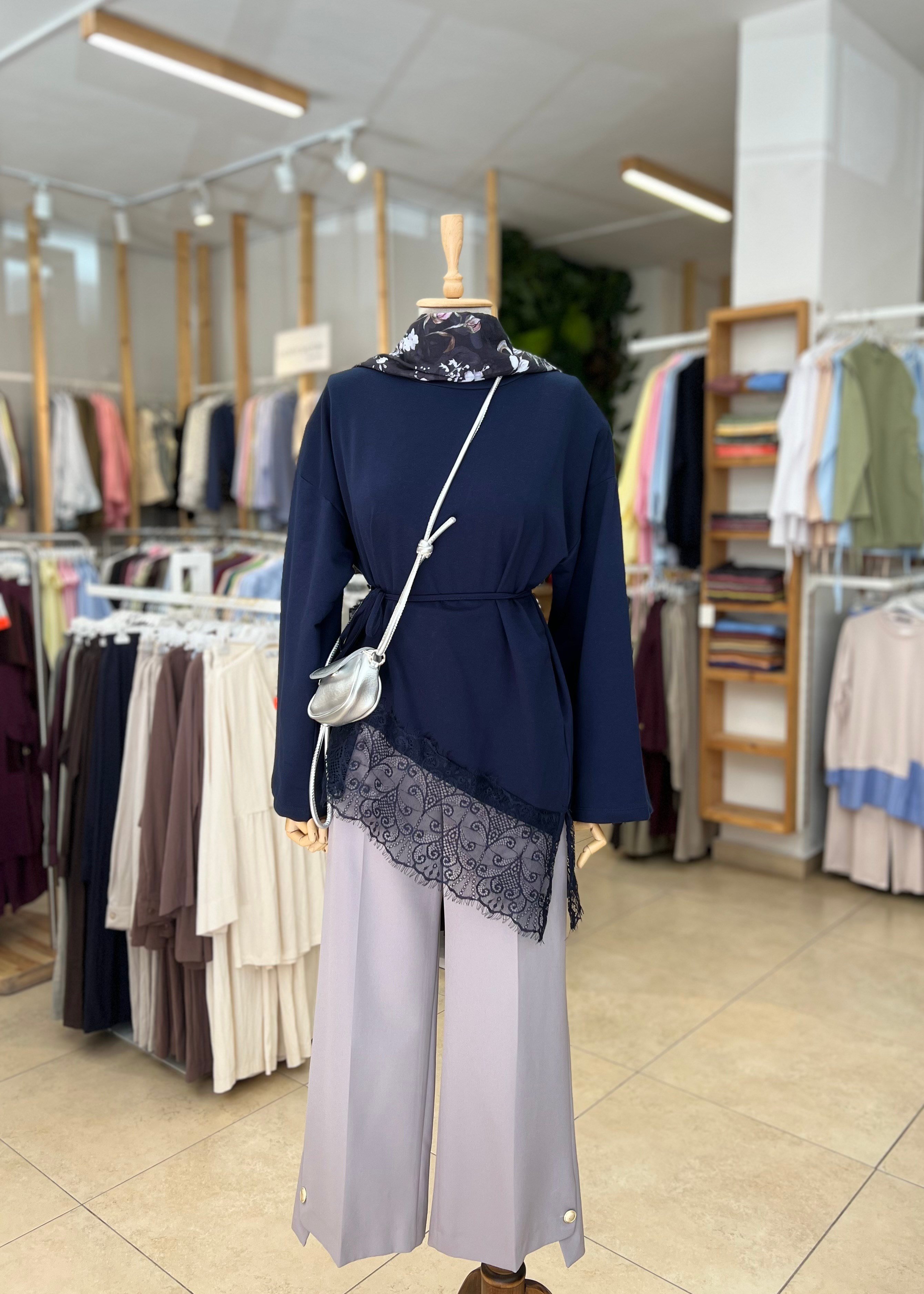 ETEĞİ DANTEL DETAYLI SWEAT