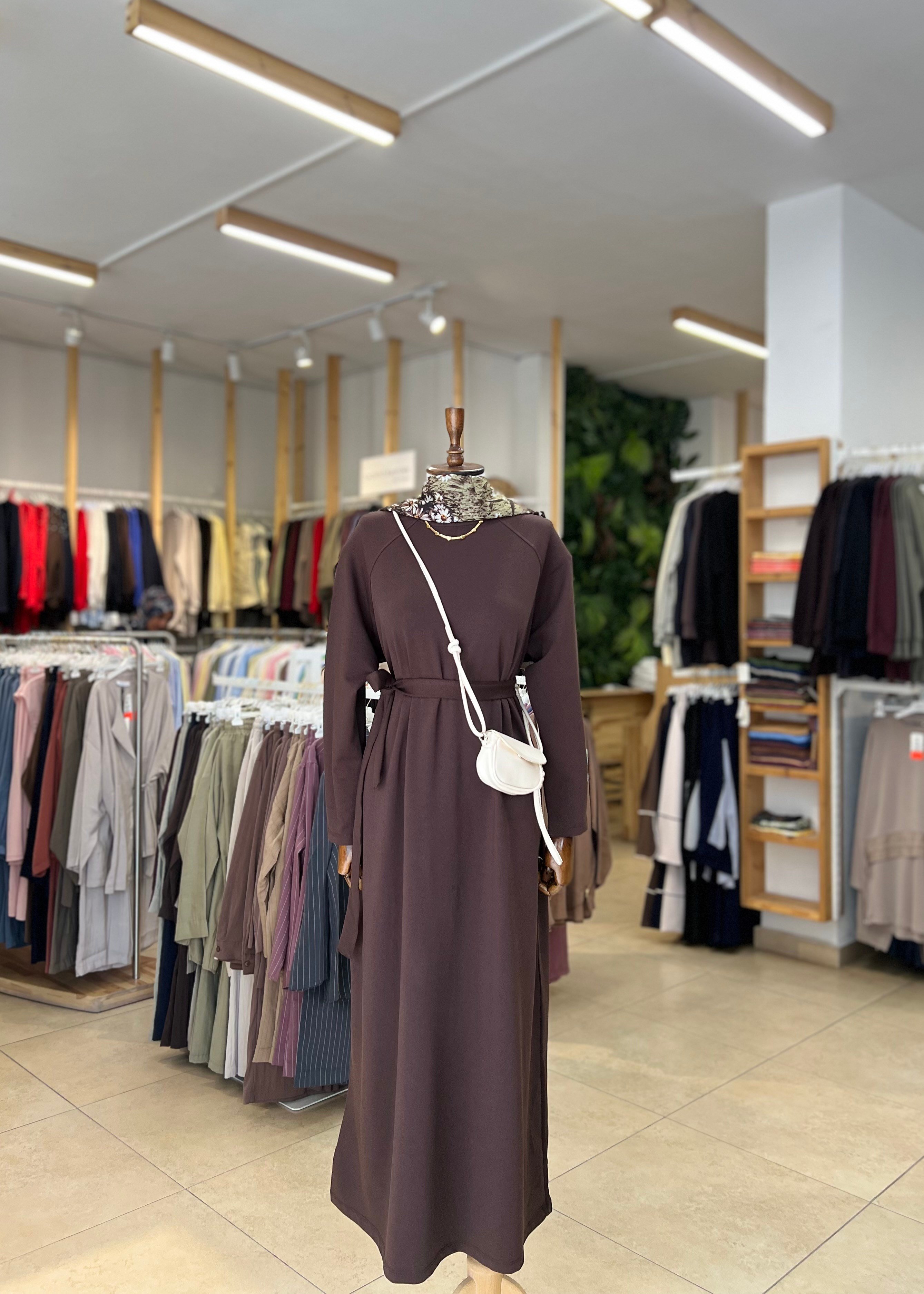 KOLU ETİKET DETAYLI ELBİSE