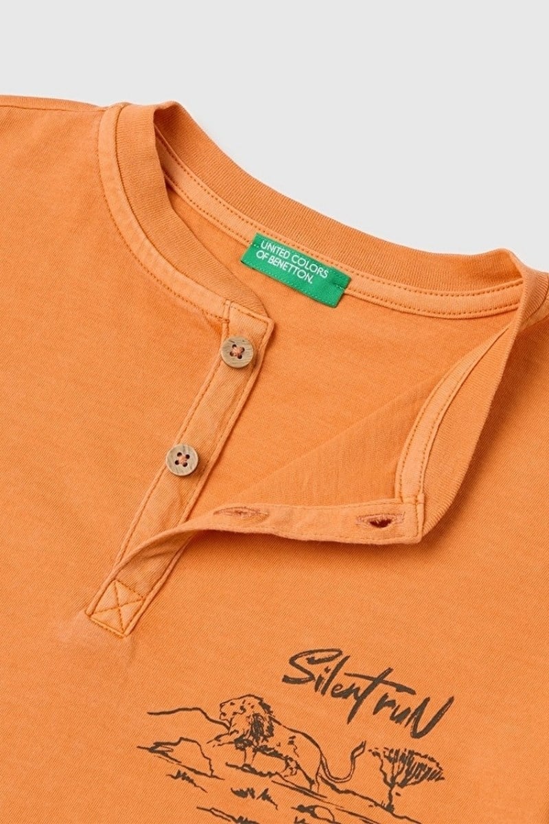 United Colors of Benetton Erkek Çocuk Turuncu Baskı Detaylı Düğmeli Yuvarlak Yaka T-Shirt 6-14 Yaş 
