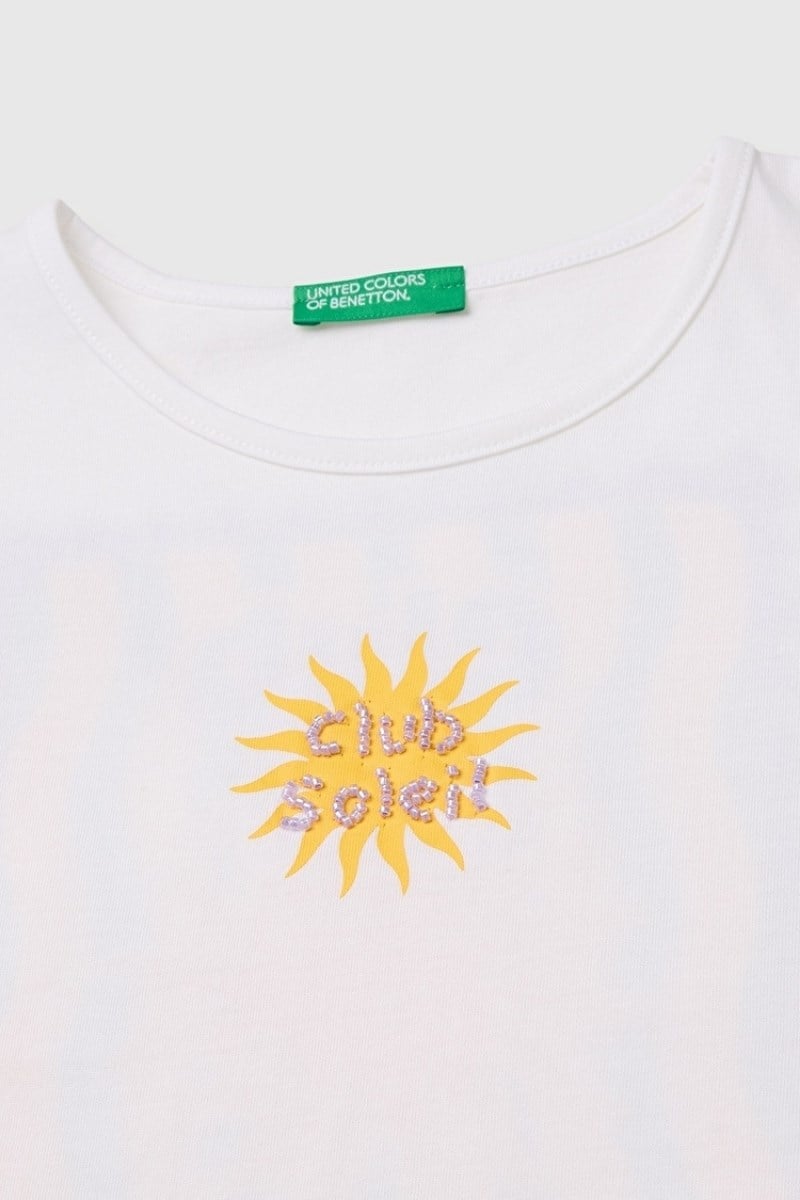 United Colors of Benetton Kız Çocuk Beyaz Ön ve Arka Baskı Detaylı Boncuk İşlemeli Geniş Yaka T-Shirt 6-14 Yaş