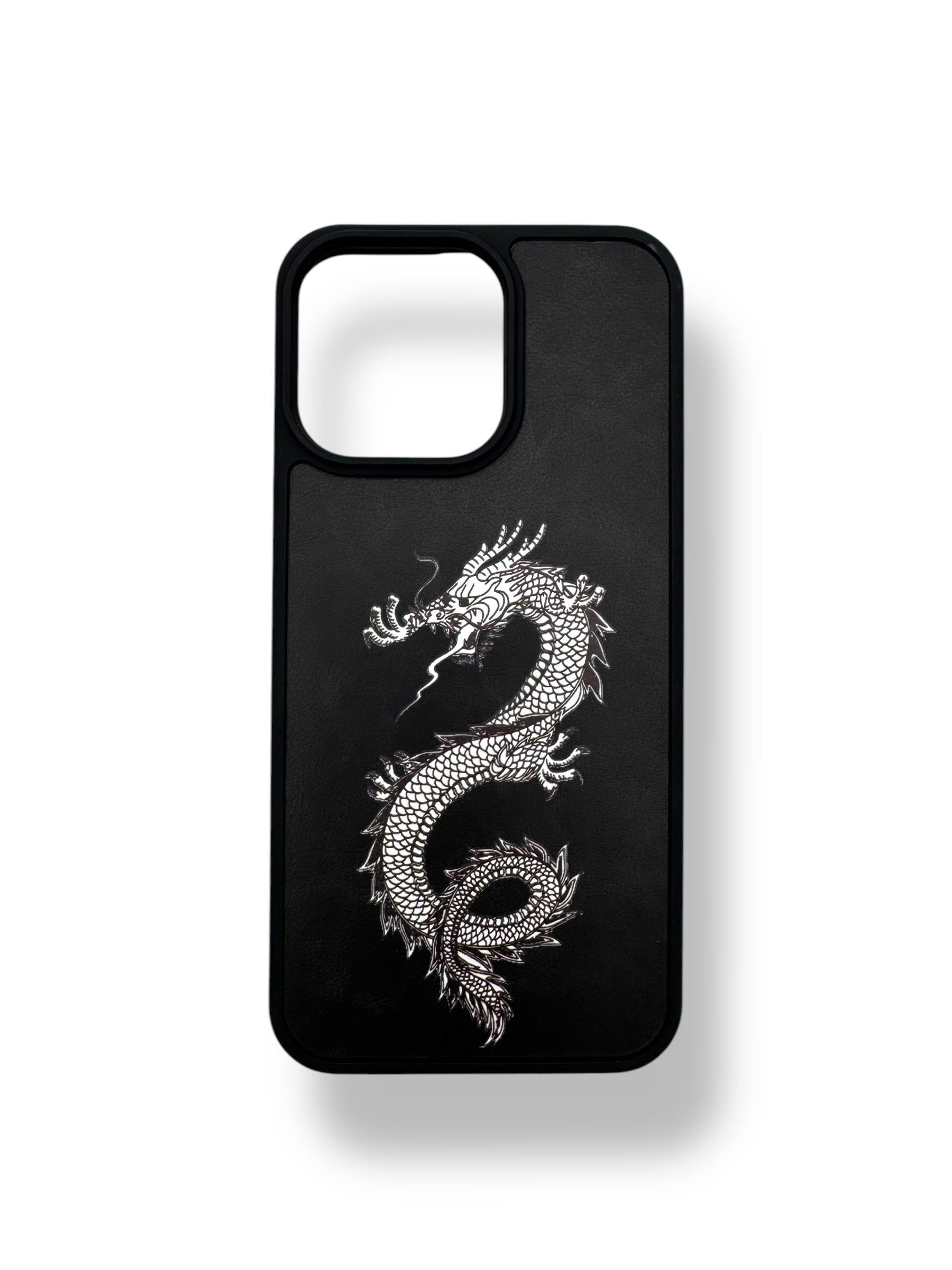 Apple Iphone 15 Pro Max Deri Ejderha Baskı Kılıf - Siyah , 3 Al 2 Öde Avantajıyla Hemen Satın Alın.DERİ BASKI KILIFLARDIVERSECASEDRBSK04Apple Iphone 15 Pro Max Deri Ejderha Baskı Kılıf - Siyah