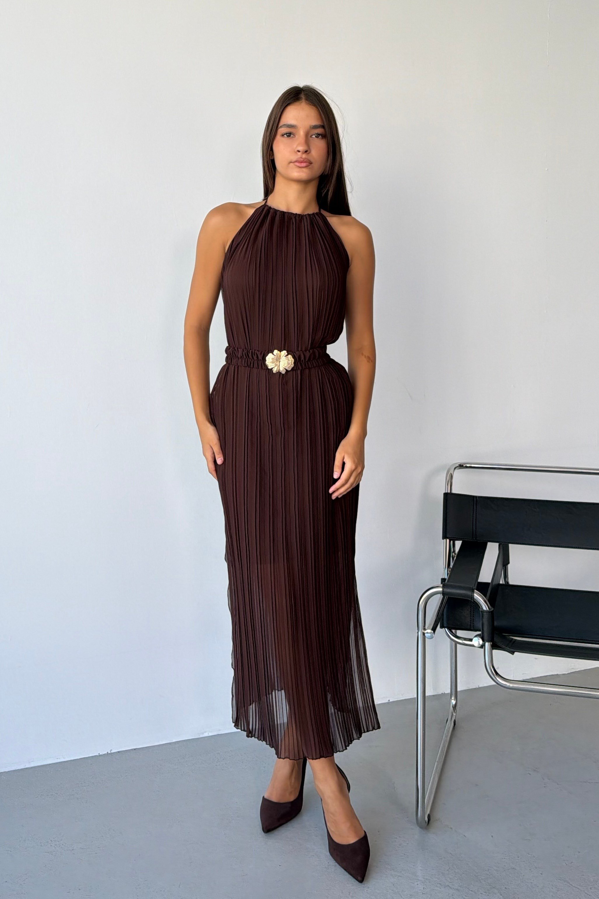 Kahverengi Halter Yaka Pliseli Kemer Detaylı Astarlı Midi Elbise