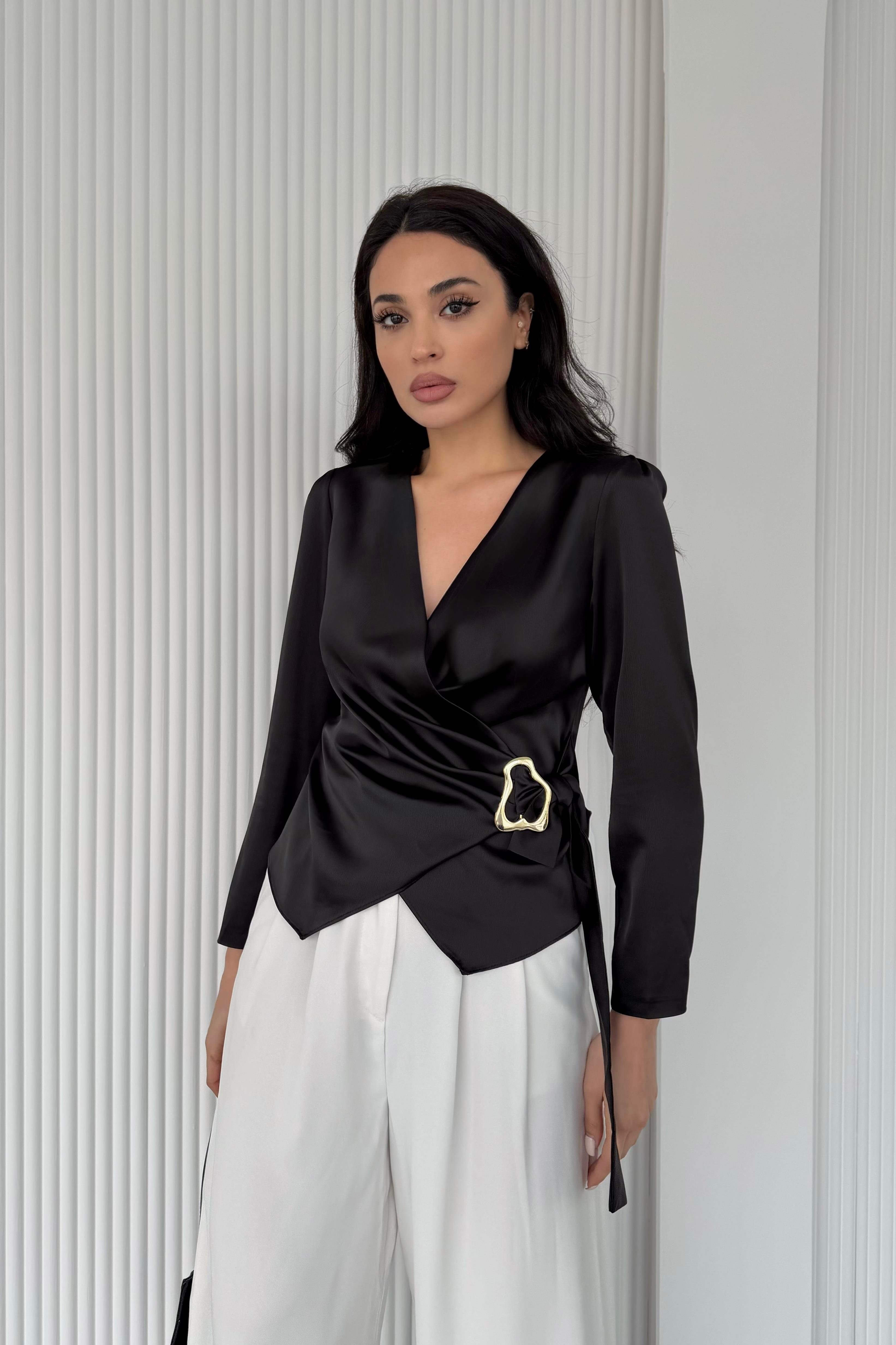 Siyah Kruvaze Yaka Toka Detaylı Saten Bluz